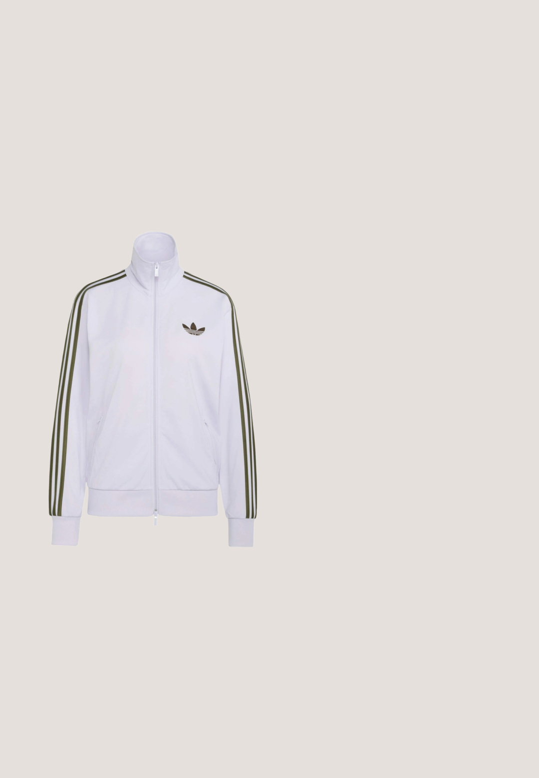Witte trainingsjas met rits en hoge kraag, olijfgroene drie strepen op de mouwen en klein olijfgroen Adidas-logo op de borst.; Paarse sport-T-shirt met witte verticale strepen, ronde witte kraag en wit Adidas-logo op de linkerborst. Korte mouwen.; Lichtroze sportshorts met marineblauwe biezen, drie marineblauwe zijstrepen, elastische tailleband en klein marineblauw Adidas-logo aan de voorkant.; Paarse rubberen slippers met een textuurbandontwerp, gedragen over crèmekleurige sokken, gecombineerd met een lichtbeige rok. Groene vloer.; Zwarte schoudertas met verticale strepen van blauwe en witte bloemen en een klein zwart Adidas logo in het midden.; Armband van onregelmatige witte parels met een grote, onregelmatige lavendelblauwe kraal als centraal hangertje en een metalen toggle-sluiting.