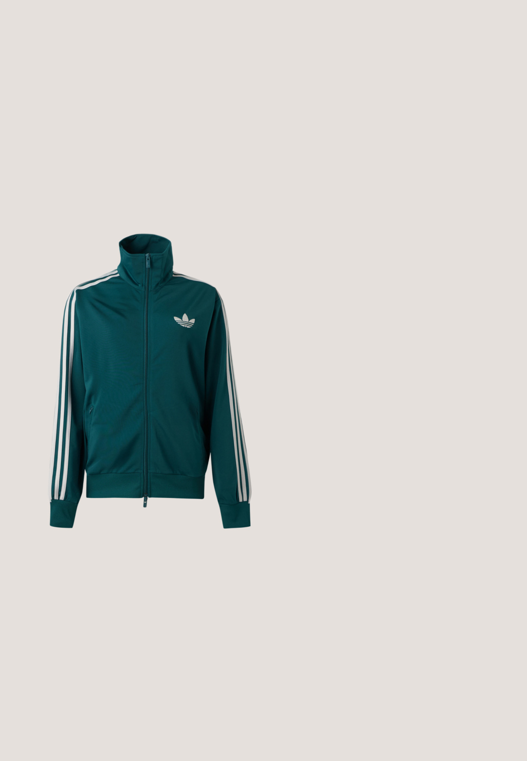 Petrolejová športová bunda na zips s vysokým golierom, bielym logom Adidas trefoil na prsiach a tromi bielymi pruhmi na každom rukáve.; Zelené tričko s krátkym rukávom s jasnoružovými pruhmi na ramenách a logom Adidas trefoil na hrudi.; Tmavozelené športové nohavice vyrobené z lesklého materiálu, s bočnými pruhmi v svetlošedej farbe a vyšitým logom na ľavom stehne.; Zelený vzorovaný teplákový komplet s bielymi kvetinovými vzormi a bielymi pruhmi, doplnený bielymi teniskami so zelenými pruhmi a trblietavými šnúrkami.; Čierne obdĺžnikové slnečné okuliare so žltými šošovkami. Vlastnosti zahŕňajú hrubé rámiky a uhlovú konštrukciu s hladkým, lesklým povrchom.; Modrá a biela kabelka s lesklým povrchom, vybavená dvomi modrými rukoväťami, odnímateľným ramenným popruhom a výrazným modrým logom vpredu.
