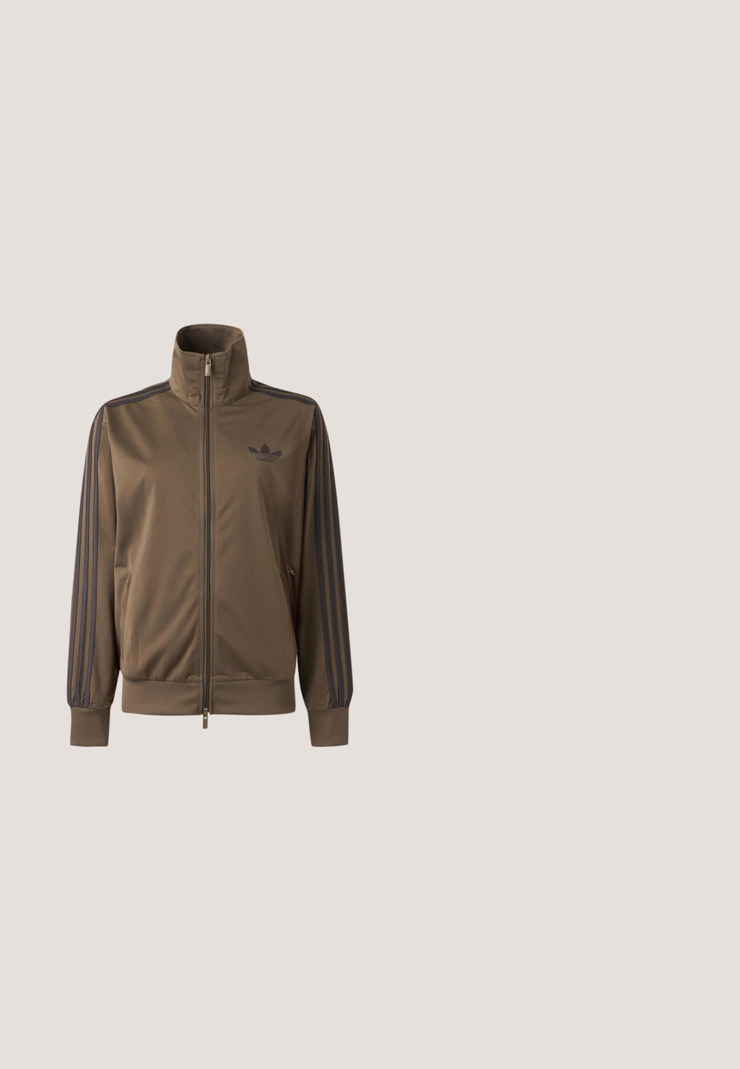 Braune Zip-Up-Trainingsjacke mit hohem Kragen, dunklen Drei-Streifen-Details an den Ärmeln und Adidas-Logo auf der linken Brust.; Beiger Ein-Schulter-Sporttop mit schwarzen Streifen am kurzen Ärmel und kleinem schwarzem Adidas-Logo auf der Brust.; adidas Originals Jogginghose - auburn   cream white; Beige Sneakers mit strukturierten cremefarbenen Paneelen und braunen Streifen, kombiniert mit blauen Jeans. Die Jeans haben einen weiten Beinschnitt und einen fransigen Saum.; Olivgrüne Adidas Schultertasche mit verstellbarem Riemen, Frontklappe und Logo-Patch mittig auf der Vordertasche.; Feine goldene Halskette mit einem Schmetterlingsanhänger, verziert mit kleinen Perlen und Kristallen, vor hellem einfarbigem Hintergrund.