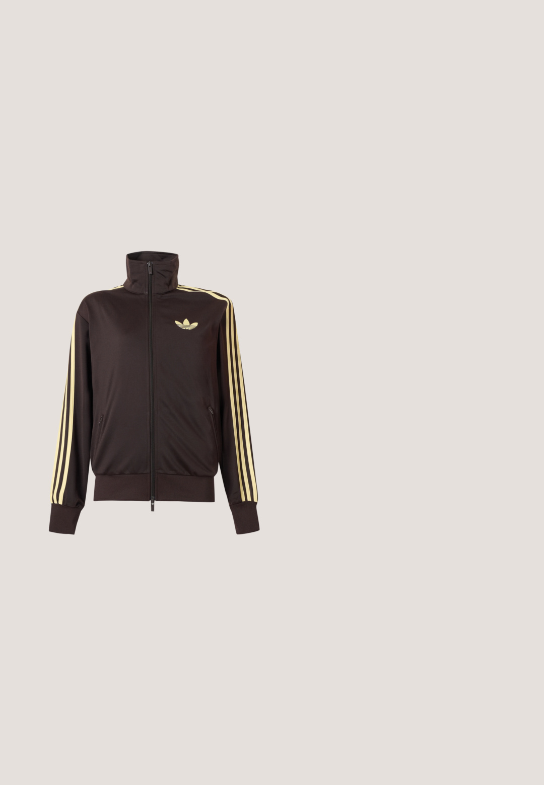 Schwarze Trainingsjacke mit Reißverschluss und hohem Kragen, hellgelben Streifen an den Ärmeln und Adidas Trefoil Logo auf der linken Brust.; Kurzärmeliger Cardigan mit braunem Oberteil und cremefarbenem Unterteil, mit V-Ausschnitt, Knopfverschluss und dezentem Drei-Streifen-Design.; Hellgraue Jogginghose mit elastischem Bund und Bündchen, Seitentaschen und kleinem weißem Logo am oberen Oberschenkel.; Beiger und brauner Adidas Gazelle Sneaker mit Wildlederabsatz und Streifen, Gummisohle und Schnürverschluss, Seitenansicht auf weißem Hintergrund.; Bordeauxroter Ledertasche mit dreieckiger Form, einem einzelnen Riemen, silbernen runden Nieten entlang der Kanten und einem zentralen silbernen Ringdetail.; Silberfarbener Brosche in Form eines Flügels, verziert mit runden und baguettegeschliffenen klaren Kristallen, die in einem geschichteten Design angeordnet sind.