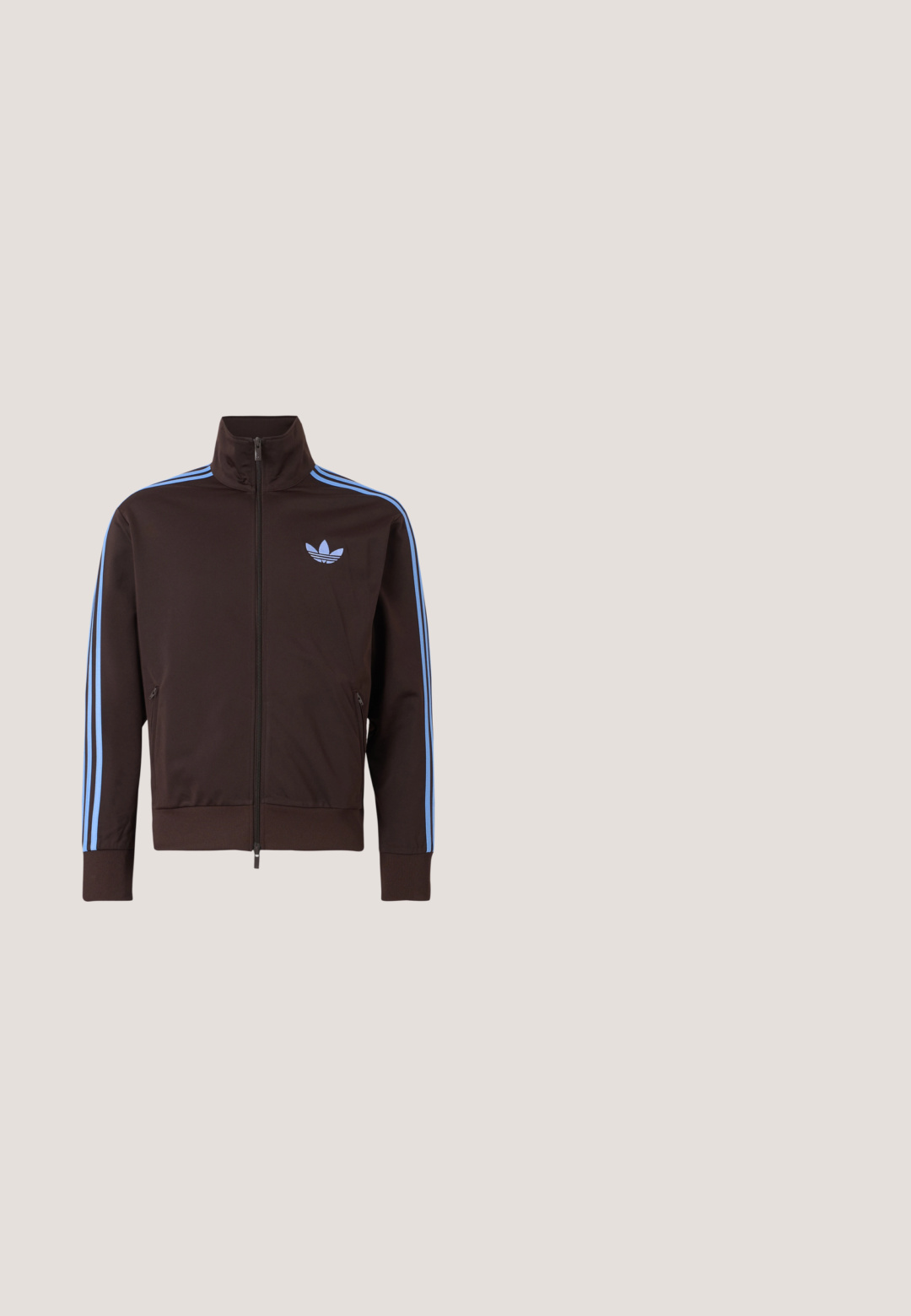 Chaqueta deportiva marrón con cremallera, con rayas azul claro de Adidas en las mangas y el logo de trébol en el pecho, cuello alto y bolsillos laterales con cremallera.; Camiseta marrón de manga corta con tres rayas azul claro en los hombros y pequeño logo de Adidas azul claro en el pecho izquierdo.; Pantalones deportivos marrones con diseño de pierna ancha, franjas laterales blancas, cintura elástica y dos bolsillos laterales. Presentan un pequeño logo en la pierna.; Zapatillas blancas con rayas rojas, parte superior de lona texturizada, puntera redonda, suela plana de goma, combinadas con pantalones vaqueros azul claro y holgados.; Bolso bandolera de ante marrón con detalles fruncidos, correa ajustable y lazos decorativos laterales, mostrado sobre un fondo neutro.; Brazalete tipo puño elaborado con metal plateado retorcido, con un diseño trenzado, extremos abiertos y textura suave.