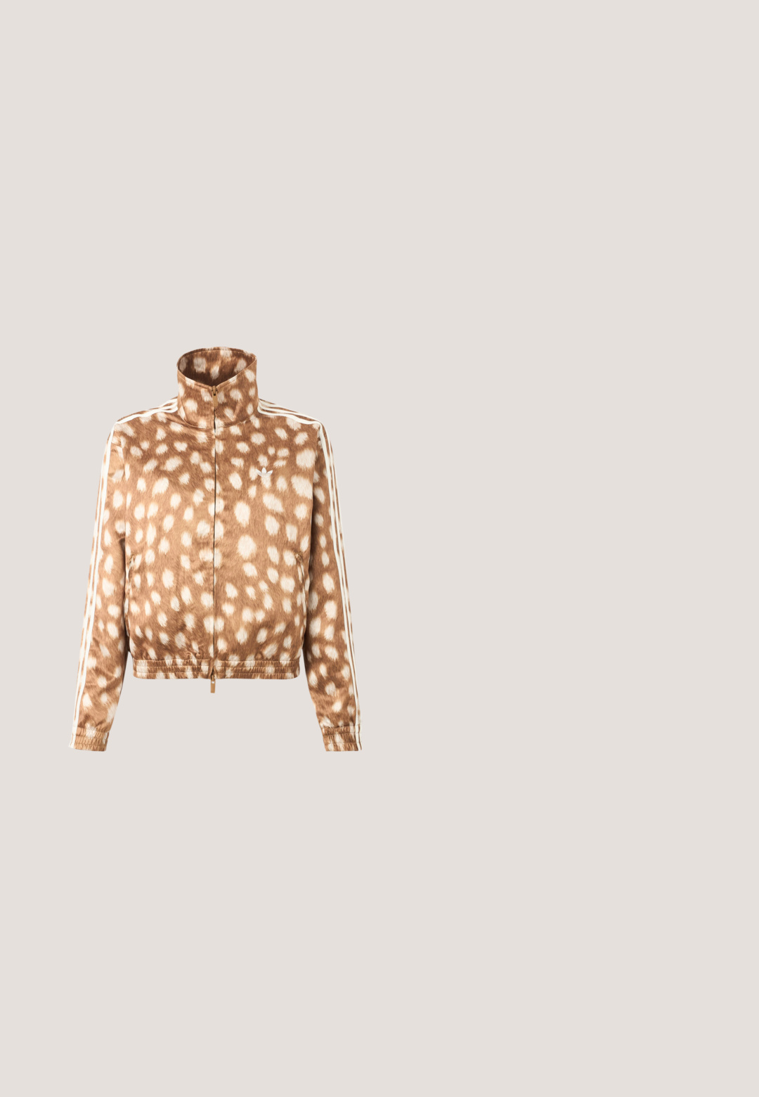 Braune Jacke mit Reißverschluss und weiß gepunktetem Muster, hohem Kragen, elastischen Bündchen und weißen Adidas-Streifen an den Ärmeln.; Brauner Mesh-Body mit langen Ärmeln und einem Mockneck. Verfügt über ein nahtloses Design mit einer figurbetonten Silhouette und minimalen Nähten.; Weicher Mokassinschuh mit Obermaterial aus Leopardenfellmuster und brauner Lederschnürung oben, flache Sohle mit strukturiertem Grip.; Braune Schildpatt-Sonnenbrille mit rechteckigen Gläsern, goldenen Akzenten an den Seiten und einer glänzenden Oberfläche. Verfügt über auffällige Logo-Details.; Braune Kunstleder-Schultertasche mit verstellbarem Tragegurt, versehen mit Schnallenakzenten und einem kleinen Logo-Tag. Glatte Textur und geschwungenes Design.; Ein Paar glänzende braune, tröpfchenförmige Ohrringe mit dezent dunkleren Mustern auf einem weißen Hintergrund.