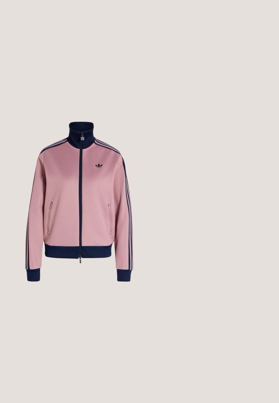 Chaqueta de chándal Adidas rosa y azul marino con cremallera completa en el frontal, cuello alto, bolsillos laterales con cremallera y tres rayas azules marinas en las mangas y los hombros.; Camiseta oversize color malva con mangas cortas y un pequeño logo blanco de Adidas trefoil en el pecho izquierdo.; Pantalones cortos deportivos rosa claro con ribete azul marino, tres rayas laterales azul marino, cintura elástica y un pequeño logo de Adidas azul marino en la parte delantera.; Zapatilla de ante rosa con rayas blancas, suela de goma, upper texturizado y logo en la lengua. Diseño clásico de corte bajo.; Bolsa tote rosa hecha de material brillante, con un gran logo negro de Adidas en el frente, dos asas superiores y cierre de cremallera.; Collar de gema rosa hecho de pequeñas cuentas redondas y de forma irregular con cierre de broche y cadena extensora, con superficie texturizada.