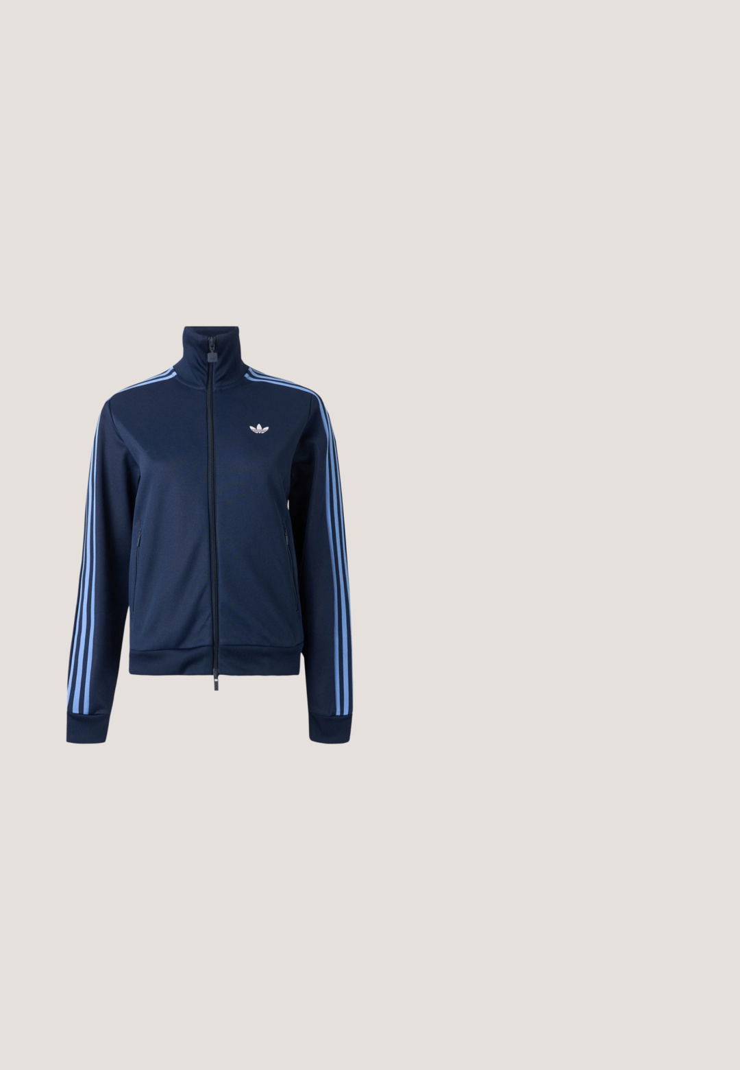 Tmavomodrá tréningová bunda na zips so svetlomodrými tromi pruhmi na rukávoch a logom Adidas trefoil na ľavej strane hrudníka.; Tmavomodré pletené polokošeľa s krátkym rukávom s krémovým lemom na golieri a rukávoch, rebrovaným lemom a malým logom Adidas trefoil na hrudi.; Námornícke modré športové šortky s nastaviteľným pásom, s bielymi bočnými pruhmi a vyšitým logom na dolnom ľavom okraji. Mäkkučký textil.; Vínová športová obuv s prackou, bielymi bočnými pruhmi, textúrovanou gumovou podrážkou a hladkým horným materiálom. Nastaviteľné priliehanie s podloženým vnútrom.; Modrá opakovane použiteľná nákupná taška s bielym mriežkovým vzorom, stojaca vzpriamene na jednoduchom svetlom pozadí.; Pár strieborných kruhových náušníc s okrúhlym červeným drahokamom v strede a menšími svetlomodrými kameňmi hore a dole na každej náušnici.