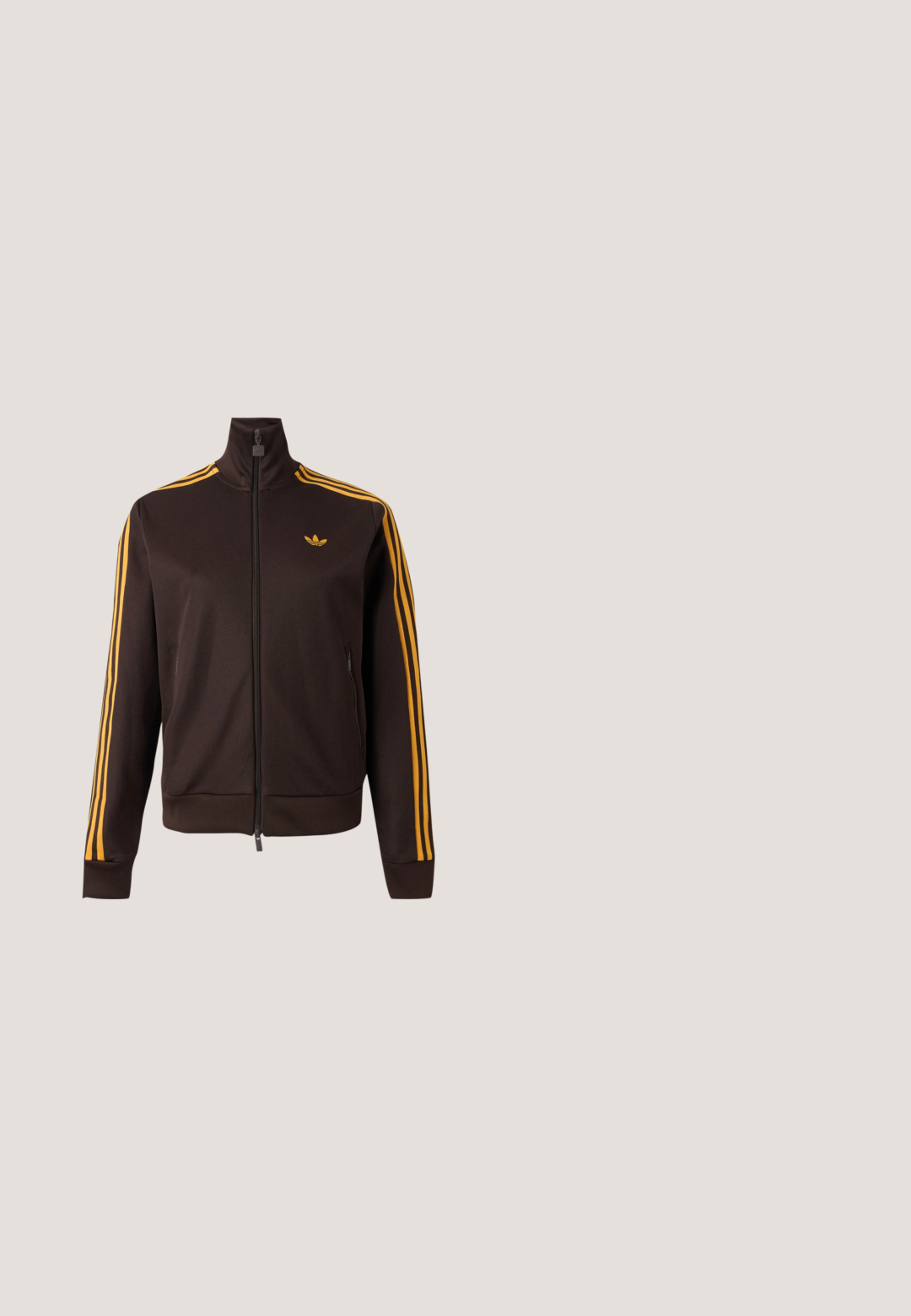Chaqueta de chándal negra con cremallera, con tres rayas naranjas en las mangas y logo de Adidas naranja en el pecho, cuello alto y bolsillos laterales con cremallera.; Polo Adidas marrón con rayas, cuello en V, cuello burdeos y logo rojo. Presenta rayas blancas y rojas en los hombros, mangas cortas.; Pantalones de pierna ancha en tono beige, fabricados con un material suave y aterciopelado. Cuentan con una cinturilla elástica y costuras verticales en la parte delantera para un detalle adicional.; Zapatilla marrón con suela de goma beige, tres rayas blancas en el lateral y una sola tira de velcro en la parte superior.; Bolsa de tela con estampado de leopardo y dos asas cortas, con texto negro bordado y un detalle de cuero marrón en un lado.; Par de pendientes de aro en tono dorado con detalles de cuentas redondeadas a lo largo del borde exterior sobre un fondo claro.