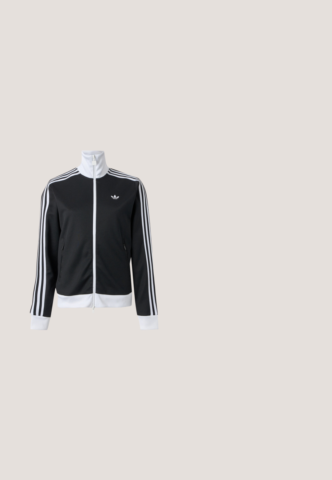 Veste de survêtement noire et blanche avec fermeture éclair complète à l'avant, col blanc, trois bandes blanches sur les manches et petit logo sur la poitrine gauche.; T-shirt noir court en tissu lisse, avec un logo Adidas blanc sur la poitrine, un col rond et des manches courtes.; Shorts de sport noirs avec une taille élastique, un design superposé, des shorts ajustés à l'intérieur et un logo blanc en bas à gauche.; Chaussure de course bleu clair avec des rayures blanches et une semelle grise flottant au-dessus d'une marche en béton avec des escaliers flous en arrière-plan.; Sac à épaule noir en forme de demi-lune avec bandoulière réglable et logo Adidas embossé discret à l'avant.; Boucles d'oreilles créoles en argent avec trois bandes semi-circulaires superposées, dont une ornée de petits cristaux clairs sur un fond clair.