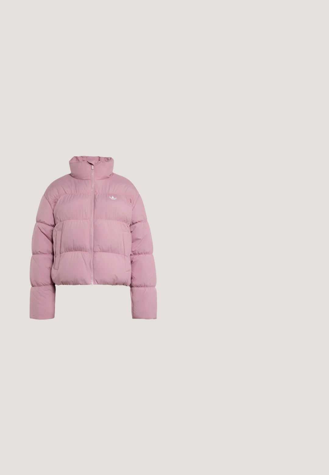 Pink gesteppte Daunenjacke mit hohem Kragen, Frontreißverschluss, zwei Seitentaschen und kleinem weißen Logo auf der Brust.; Lavendelfarbenes Sportshirt mit kurzen Ärmeln, weißen Drei-Streifen an Schultern und Ärmeln sowie einem kleinen Logo auf der Brust.; Hellrosa sportliche Shorts mit marineblauem Rand, drei marineblauen Seitenstreifen, elastischem Bund und kleinem marineblauem Adidas-Logo vorne.; Pink-rote Adidas-Sneaker mit Wildleder an Zehen- und Fersenpartie, roten Schnürsenkeln, grünem Streifen über der weißen Sohle, seitlich betrachtet.; Pinke Tragetasche aus glänzendem Material, mit großem schwarzem Adidas-Logo auf der Vorderseite, zwei oberen Griffen und einem Reißverschlussverschluss.; Pinkes Edelsteinkette, bestehend aus kleinen, runden und unregelmäßig geformten Perlen mit einem Verschluss und Verlängerungskette, texturierte Oberfläche.