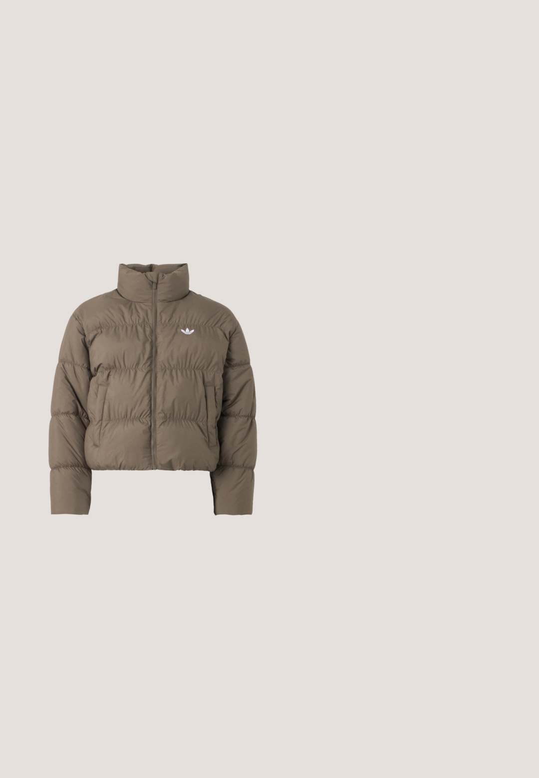 Bruine cropped pufferjas met hoge kraag, volledige ritssluiting aan de voorkant, zijzakken en klein wit Adidas-logo op de borst.; Witte, oversized fleece sweater met geribbelde manchetten en zoom. Heeft een klein, ton-sur-ton logo op de linkerkant van de borst. Zachte textuur en een ontspannen pasvorm.; Beige sports top met één schouder, zwarte strepen op de korte mouw en klein zwart Adidas-logo op de borst.; Bruine sweatpants met wijde pijpen, elastische tailleband, trekkoord en klein Adidas-logo op de linker dij, weergegeven op een witte achtergrond.; Witte en gouden Adidas sneaker met een bovenwerk van mesh en een gestructureerde zool, zwevend boven een betonnen platform met vage trappen op de achtergrond.; Zwarte Adidas-tas in halve maanvorm met dubbele handvatten en een verstelbare schouderriem, met het witte Adidas trefoil-logo middenvoor.