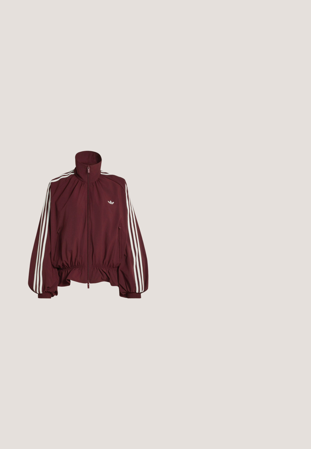 Donkerrode Adidas trainingsjas met witte drie strepen op de mouwen, volledige ritssluiting aan de voorkant, hoge kraag, elastische tailleband en merkembleem op de borst.; Donkerrode T-shirt met korte mouwen en rode bies, drie rode strepen op de schouders en een klein rood trefoil-logo op de borst.; Bordeauxrode Adidas shorts met witte zijstrepen, een elastische tailleband, ritszakken aan de zijkant en een Adidas-logo op het onderste linkerbeen.; Donkerrode sportschoen met een klittenbandsluiting, witte zijstrepen, een gestructureerde rubberen zool en een glad bovenmateriaal. Verstelbare pasvorm met een gevoerde binnenkant.; Glanzende donkerpaarse handtas met dubbele handgrepen, zilveren rits, afneembare schouderriem en een reliëf Adidas trefoil-logo aan de voorkant.; Gouden ring met twee gebogen vormen die een hartomtrek vormen, met een glanzend rood hart in het midden. Gladde oppervlakte en ronde band.