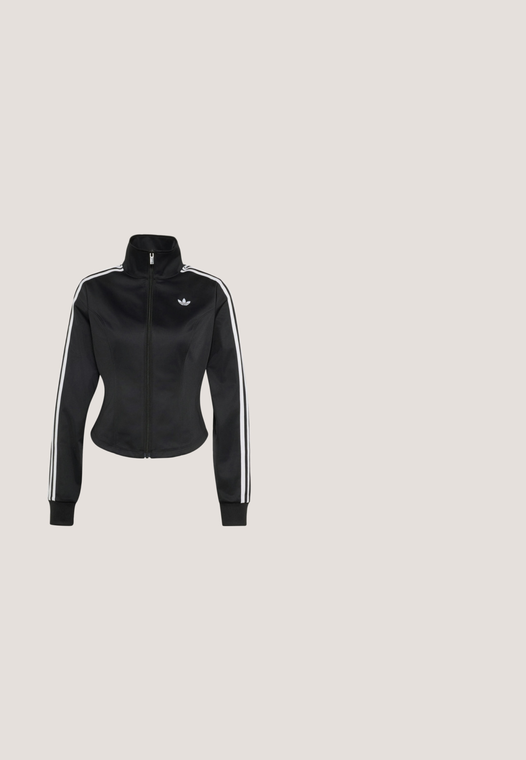 Chaqueta de chándal negra ajustada con cremallera completa en la parte delantera, cuello alto, detalles de tres rayas blancas en las mangas y logo blanco de Adidas trefoil en el pecho.; Camiseta de algodón negra de manga corta con cuello redondo, que presenta rayas blancas en los hombros y un pequeño logo blanco de Adidas en el pecho.; Pantalones deportivos en gris oscuro con tres franjas blancas a los lados, rematados por una superposición blanca con volantes en capas. Tela suave, corte ancho.; Zapatilla negra de perfil bajo con un sutil patrón floral, cordones negros, lengüeta trasera verde y logo dorado en la lengüeta y el talón.; Bolso rectangular negro con asas dobles largas, ribete de cuentas a lo largo de los bordes y pequeño logo de Adidas en el centro inferior.; Pulsera de perlas blancas irregulares con una cuenta grande e irregular de color lavanda-azul como colgante central y un cierre de palanca metálico.