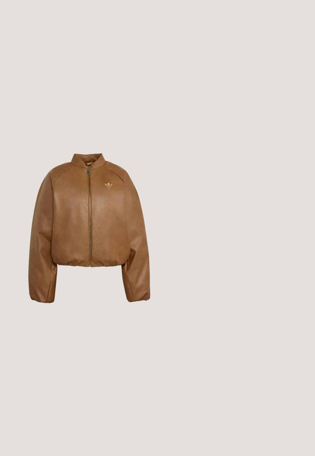 Bruine cropped bomberjack met een volledige rits aan de voorkant, elastische boorden en zoom en een klein gouden Adidas-logo op de linkerborst.; Donkerbruine jas met rits, hoge kraag, lange mouwen, twee zijzakken en een klein wit Adidas-logo op de borst.; Tan gekleurd T-shirt met korte mouwen, donkerbruine kraag, mouwranden, drie strepen op de schouders en klein Adidas-logo op de linkerborst.; Bruine sportbroek met een relaxte pasvorm. Gemaakt van gladde stof, met zijzakken, witte strepen en een klein wit logo op de dij.; Low-top Adidas sneaker met bruine luipaardprint, witte drie strepen aan de zijkant, bruine zool en zwarte voering.; Donkerbruine leren handtas met dubbele hengsels, kleine zijritsvakjes en een wit trefoil-logo op het midden van de voorkant.