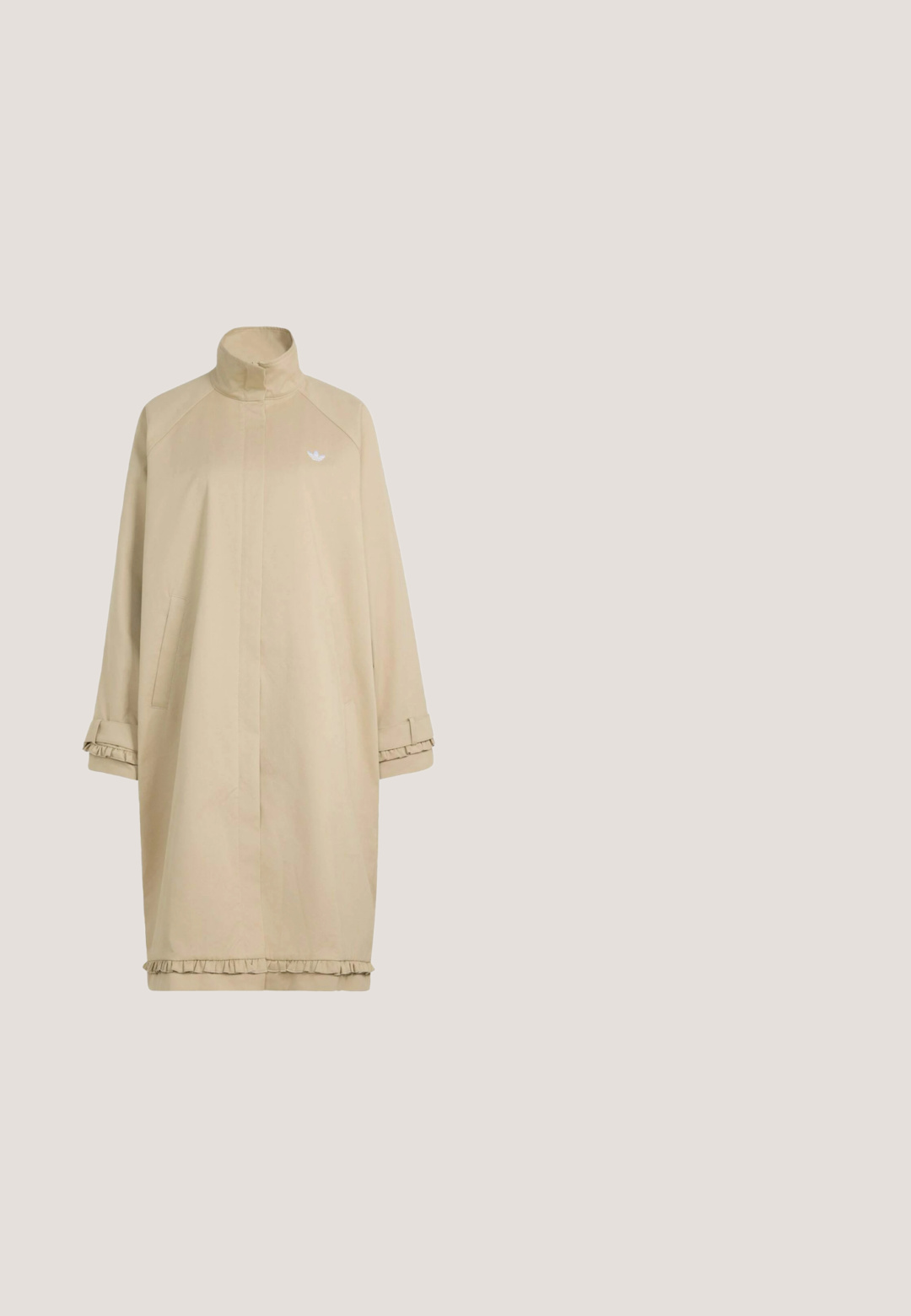 Beige lang frakke med høj krave, skjult foran lukning, sidelommer, lille hvidt logo på brystet og flæsedetaljer på ærmekanter og kant.; Beige zip-up sweatshirt med høj krave, løs pasform og ribbede ærmer. Har et præget logo på brystet for detaljer. Fremstillet af blødt stof.; Brun og lysegrøn kortærmet skjorte med rund halsudskæring, bindedetalje foran og lille hvid Adidas-logo på brystet.; Beige, løstsiddende sweatpants lavet af blødt materiale. Har en elastisk talje med snoretræk og elastiske manchetter ved anklerne.; Hvid sneaker med tre brune striber, teksturerede ruskindsdetaljer på hælen og tungen samt en gummisål. Har en rundet tå og snørelukning.; Beige Adidas skuldertaske med korte håndtag og justerbar rem, med en lille sort Adidas-logo på midten af fronten.
