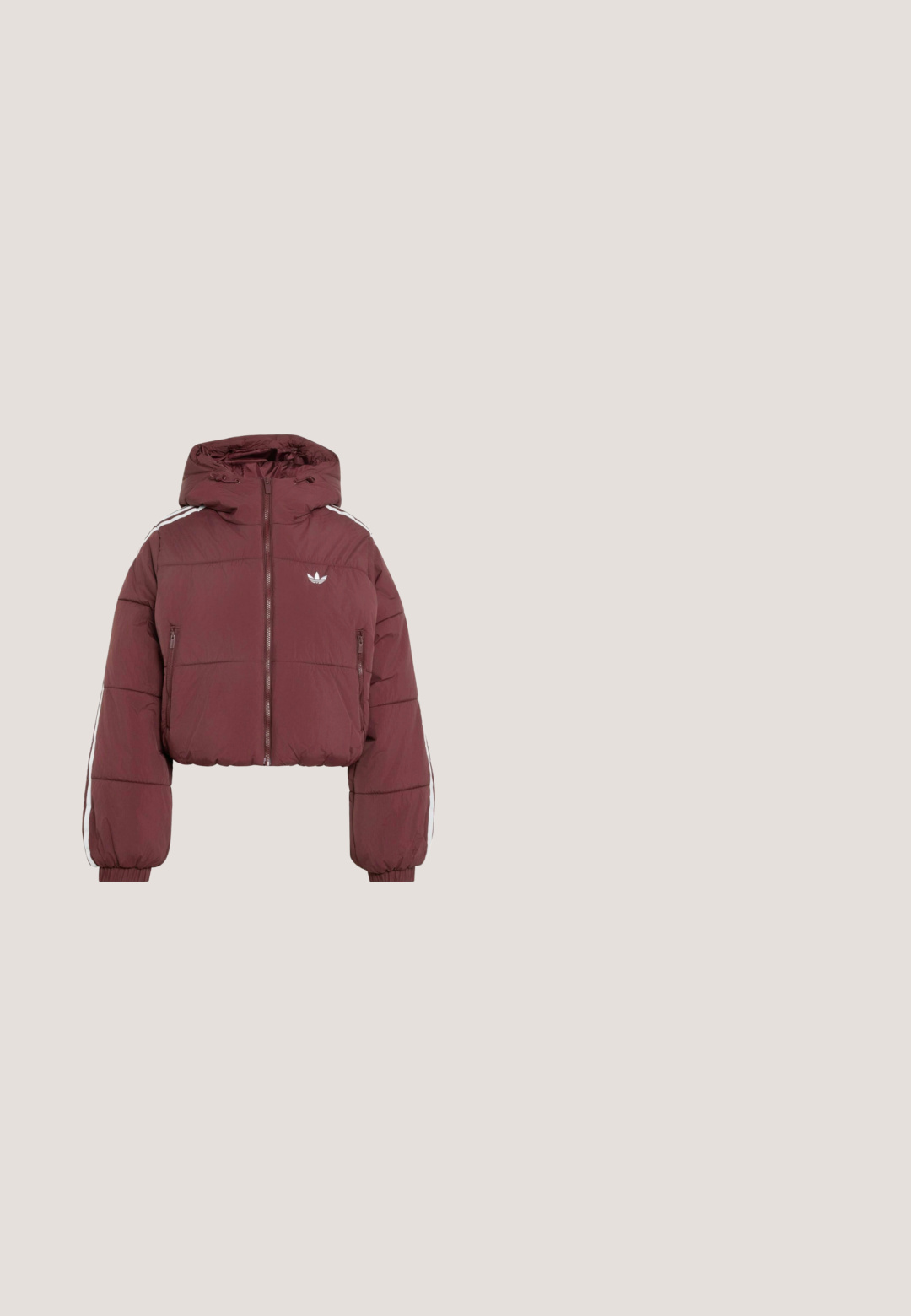 Bordeauxrode pufferjas met capuchon, ritssluiting aan de voorkant, ritssluitingen in de zijzakken, elastische boorden, witte strepen op de mouwen en Adidas-logo op de borst.; Rode lange mouwen voetbalshirt met een witte kraag en manchetten. Heeft drie witte strepen op de schouders en het "adidas" logo prominent weergegeven.; Bordeaux sportbroek met een relaxte fit, gemaakt van een zachte stof, met twee zijzakken en witte contrasterende strepen langs de zijkanten.; Bordeauxrode suède sneaker met roze accenten, voorzien van drie strepen, een getextureerde gumzool en een versterkte neuskap. Strak ontwerp, laag profiel.; Karmozijnrode halve maanvormige schoudertas met dubbele handvatten en gouden ritssluiting, met een klein gouden Adidas-logo op het voorste midden.; Ergonomisch wit oordopje gevormd om de buitenkant van het oor te passen, met een glad, contourvol oppervlak.
