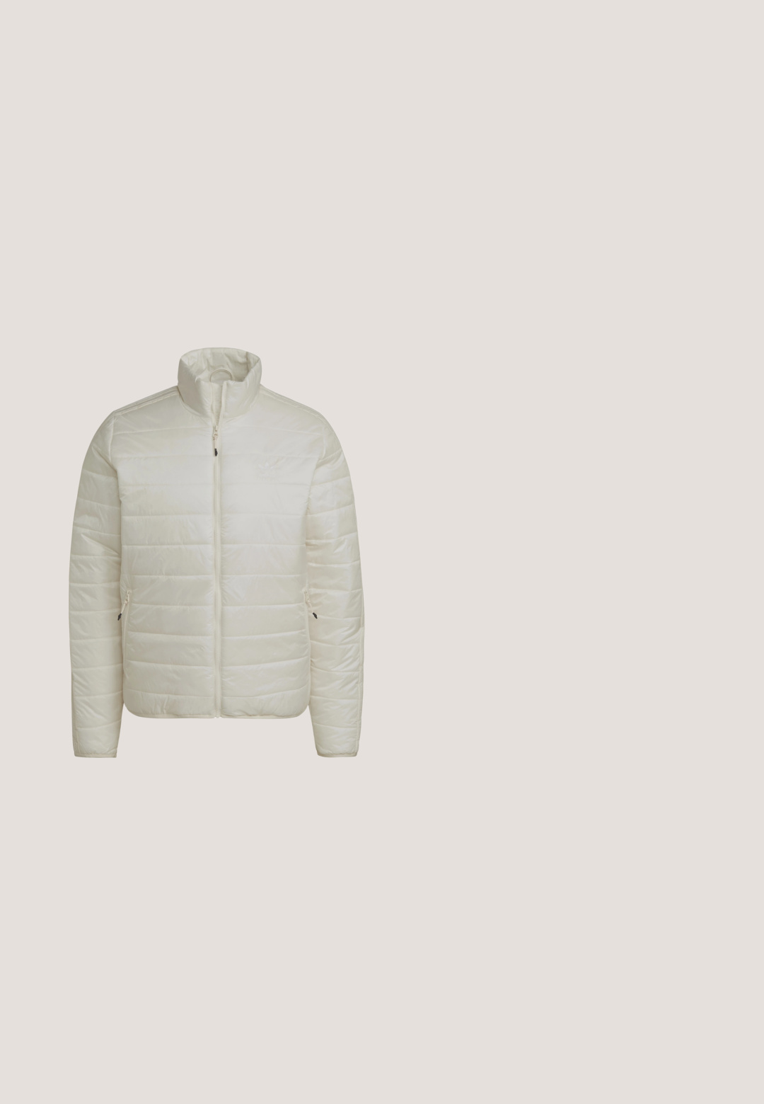 Gevoerde jas in gebroken wit, met een hoge kraag, een ritssluiting aan de voorkant en twee zijzakken. Gequilt textuur met verticale stikseldetails.; Volledige militaire camouflage-aanpak met lange mouwen, ritssluiting aan de voorkant, meerdere zakken en elastische manchetten bij benen en polsen.; Olijfgroene sweatshirt met een ronde hals, ribgebreide manchetten en zoom. Heeft een geborduurd logo en een patch met rode accenten. Soepele textuur.; Witte sneaker met donkergroene Adidas-strepen en hielstuk, gumzool en witte veters, zijaanzicht op een witte achtergrond.; Arnette ZYME - Zonnebril - black; Groene duffeltas met beige banden, ritssluiting en een ronde logo met de tekst "Marc O'Polo Stockholm 1967" aan de voorkant.