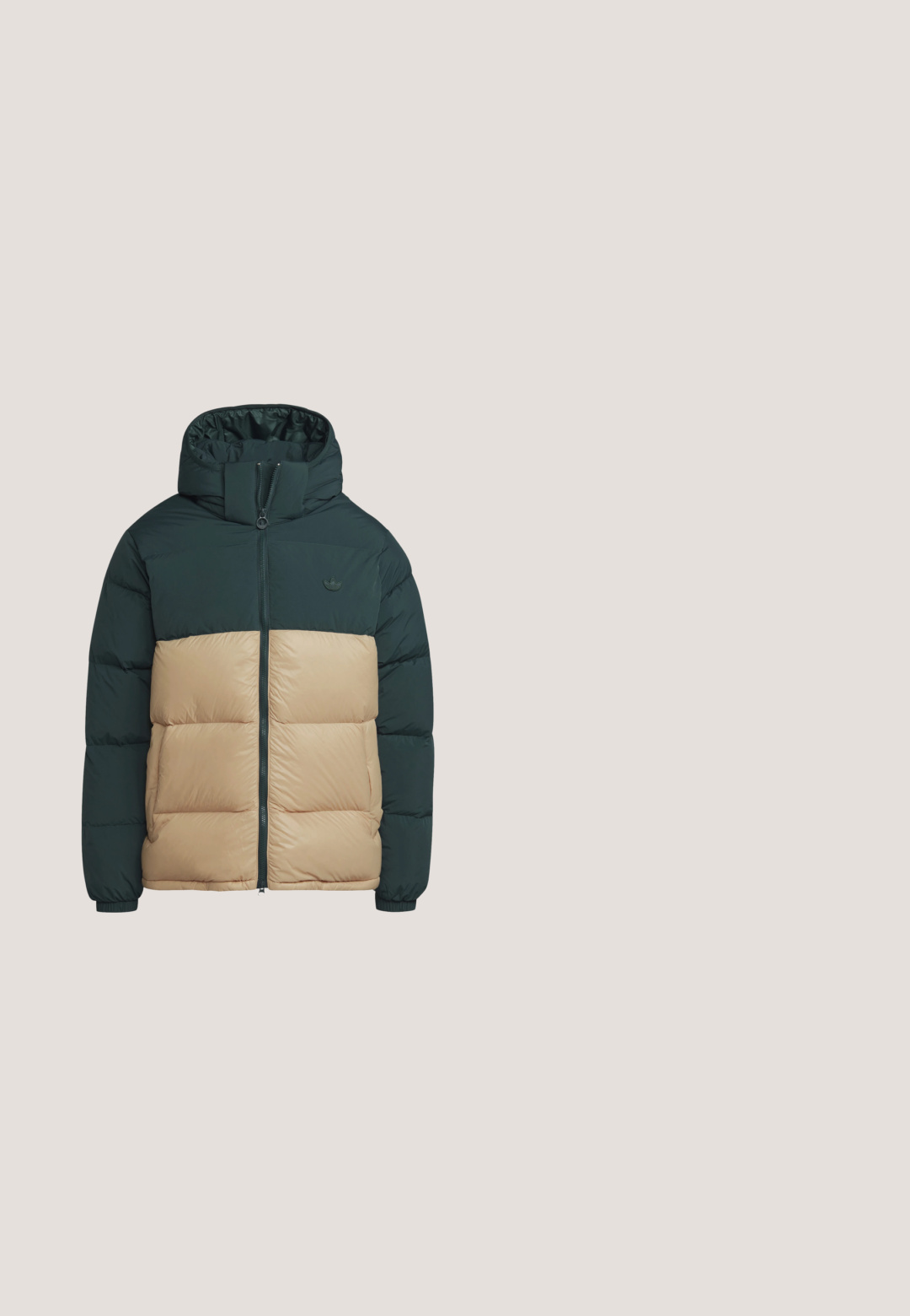 Geplüschte Jacke mit einem dunkelgrünen oberen Teil und einem beigen unteren Abschnitt. Sie hat einen hohen Kragen, einen Reißverschluss und elastische Bündchen für zusätzliche Wärme.; Olivgrüner Pullover mit Rundhalsausschnitt, gerippten Bündchen und Saum. Verfügt über ein besticktes Logo und einen Patch mit roten Akzenten. Glatte Textur.; Olivgrünes T-Shirt mit horizontalen Streifen in Beige, Weiß und Hellbraun. Kurze Ärmel, Rundhalsausschnitt und ein kleines Logo am Saum.; Beige und hellbraune Camouflage-Jogginghosen mit elastischem Bund, Kordelzug und schwarzem Adidas-Logo am rechten Oberschenkel.; Außenwanderstiefel in Beige, Schwarz und Türkis mit orangen Akzenten, ausgestattet mit wasserdichtem Gore-Tex und einer robusten Sohle für anspruchsvolles Terrain.; Grüne Kunststoff-Sonnenbrille mit rechteckigem Rahmen, braunen Verlaufsgläsern und dezentem Branding an den Bügeln. Texturierte Oberfläche am Rahmen.