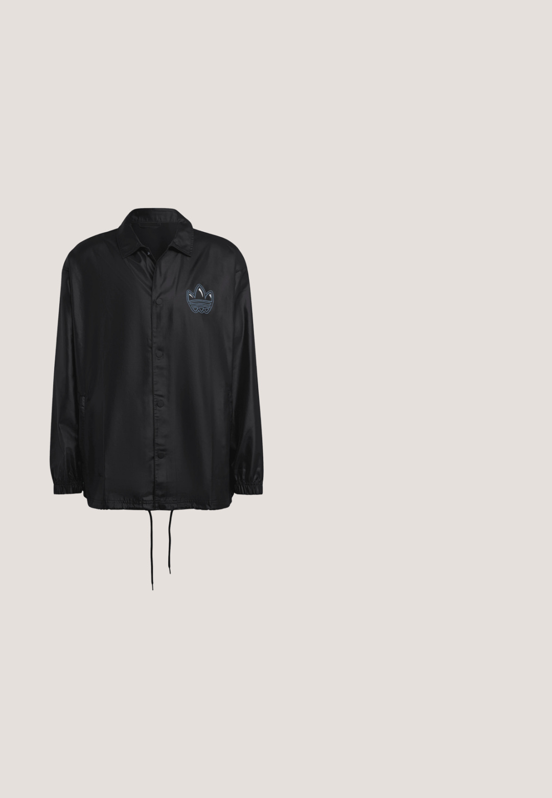 Schwarze, leichte Jacke mit Knopfleiste, verstellbarem Saum und elastischen Bündchen. Mit blauem besticktem Logo auf der Brust.; Schwarzer Hoodie mit einer Tasche, grünen Nähakzenten und kleinem grünem Logo auf der Brust. Hat eine Kapuze mit Kordelzug und lange Ärmel.; Schwarzes langärmeliges T-Shirt mit weißem Drei-Streifen-Design an den Ärmeln. Mit rundem Ausschnitt und kleinem weißem Logo auf der Brust.; Rote Adidas Trainingshose mit weißen Seitenstreifen und elastischem Bund, mit dem Adidas Trefoil-Logo am rechten Oberschenkel.; Schwarzer Adidas-Sneaker mit irisierenden drei Streifen, schwarzer Sohle und schwarzen Schnürsenkeln, von der Seite auf weißem Hintergrund gezeigt.; Dunkelgrüne ovale Umhängetasche mit strukturiertem Muster, vordere Reißverschlusstasche und verstellbarem schwarzem Kordelriemen.