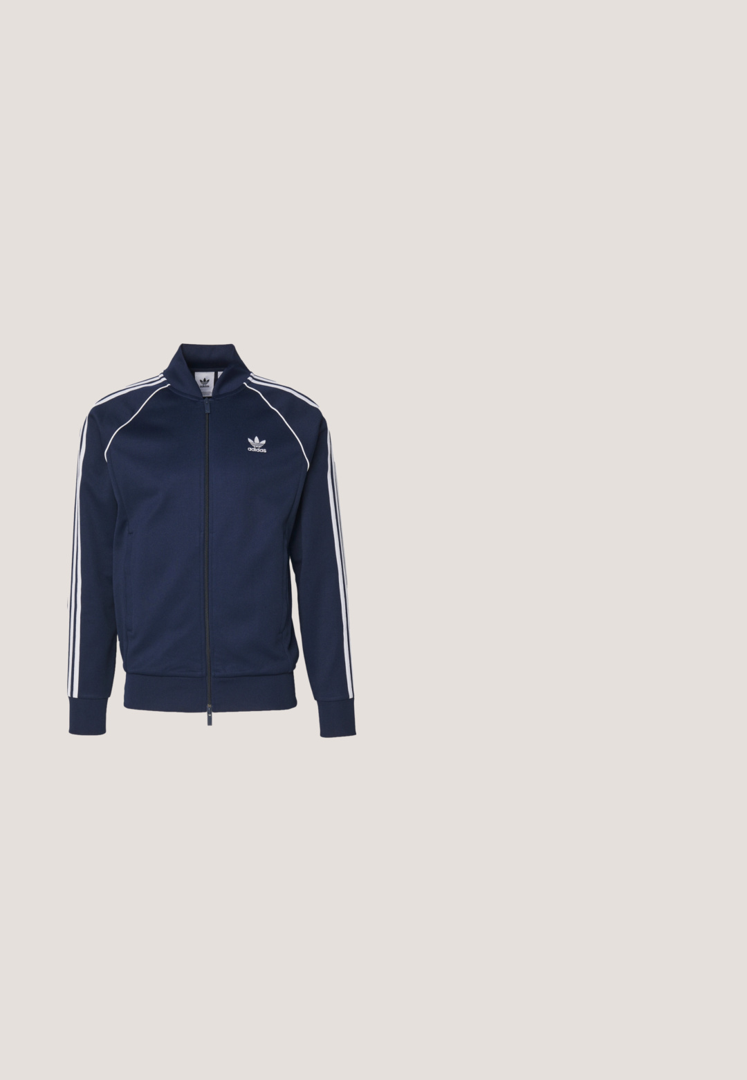 adidas Originals Μπουφάν τύπου bomber - night indigo; Μπλέ σκούρο φούτερ από μαλακό ύφασμα, με στρογγυλή λαιμόκοψη, ράγκελαν μανίκια και μικρό λευκό λογότυπο adidas στο στήθος.; Ανοιχτό γκρι κοντομάνικο μπλουζάκι με στρογγυλή λαιμόκοψη και διακριτό τονικό λογότυπο τοποθετημένο κεντρικά κάτω από τον λαιμό, απλή πρόσοψη και άνετη εφαρμογή.; Ναυτικό μπλε αθλητικές παντελόνες με ελαστική μέση, με τρεις λευκές λωρίδες στο πλάι και ίσια γραμμή. Μαλακή υφή τζιν.; Πράσινα υφασμάτινα αθλητικά παπούτσια με κίτρινες λεπτομέρειες και τρεις ρίγες, με ζιγκ ζαγκ μοτίβο και σόλα από καουτσούκ χρώματος τσίχλας.; Φωτεινή μπλε τσάντα από μαλακό ύφασμα με μαύρο και άσπρο λουρί ώμου από κορδόνι σε μονόχρωμο ανοιχτό φόντο.