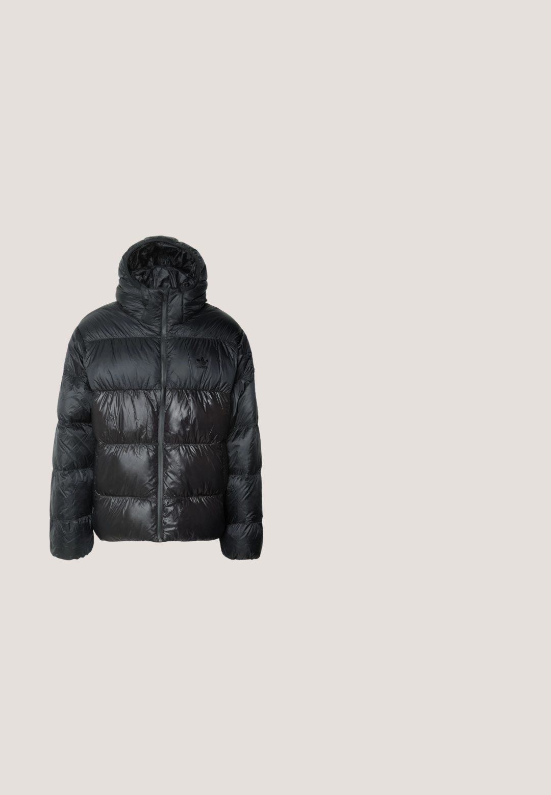 Sort puffjakke med høj krave og hætte. Har en skinnende overflade og horisontalt quiltet design med en central lynlås.; Sort hættetrøje lavet af blødt stof, med en frontlomme, lange ærmer, ribbede manchetter, og et diskret logo på brystet.; Hvid bomulds t-shirt med korte ærmer, rund hals og et lille sort Adidas-logo på venstre bryst. Blød tekstur, afslappet pasform.; Sorte træningsbukser med elastisk talje og manchetter, med hvide sidelister og et lille hvidt Adidas-logo på venstre hofte.; Grå og hvid atletiksko med et netoverdel, tre hvide striber, en polstret sål og en tekstureret grå gummisål.; Sort skuldertaske i halvmåneform med polstret justerbar rem og to lynlåslommer foran med trækflapper.