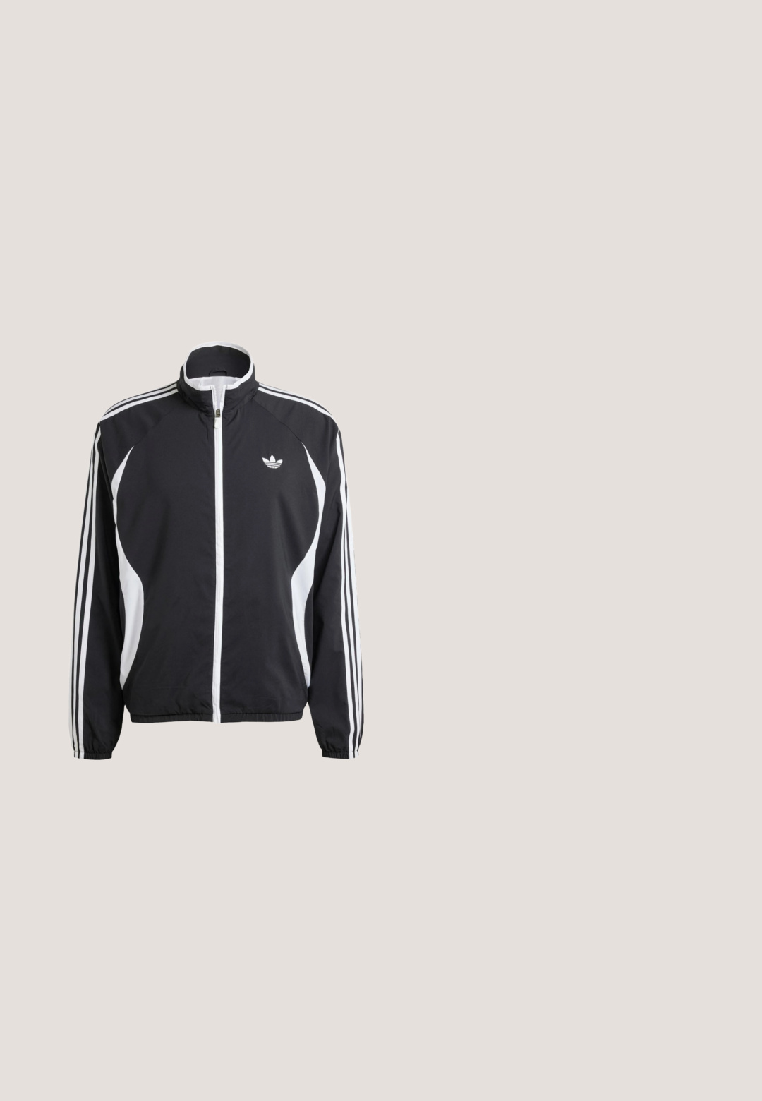 Sort zip-jakke med hvide detaljer, der har tre hvide striber langs hver ærme og et lille hvidt logo på brystet. Letvægtsmateriale.; Sort bomulds t-shirt med korte raglanærmer, der har et subtilt præget logo på brystet og en glat tekstur over hele. ; Sorte Adidas træningsbukser med hvide tre striber på siderne og et lille hvidt Adidas-logo på det øverste venstre lår.; Sort lavprofilsneaker i læder med snørelukning og tekstureret sål, med subtile sidelommer og minimalistisk design.; BOSS Solbriller - black; Sort cylindrisk duffel-taske med dobbelthåndtag, justerbar skulderstrop, lynlåslomme på siden og lille gyldent krans-logo.