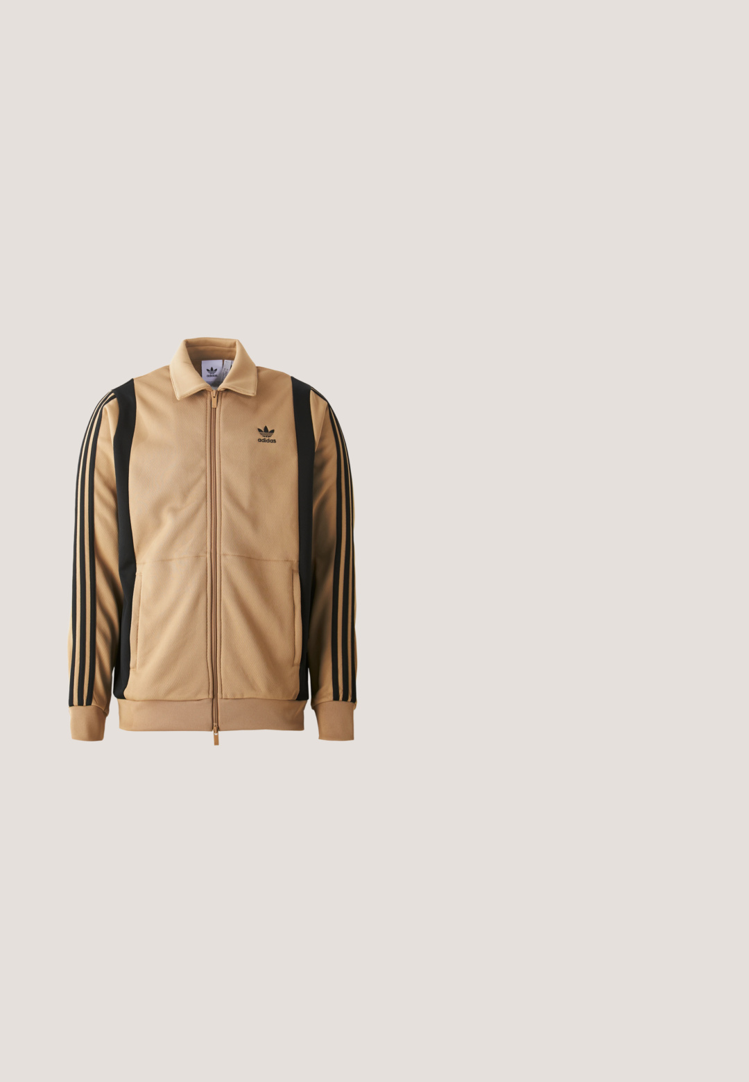 Tan zippered træningsjakke lavet af tekstureret stof, med sorte vertikale striber på ærmerne og et Adidas-logo på brystet.; Polo skjorte i olivengrøn med hvide striber og et ternet mønster på de korte ærmer. Har en hvid krave og logo på brystet.; Khaki chinos med lige bendesign, lavet af glat bomuldsstof. Har en knaplukning foran og sidelommer.; Lysebrun ruskind slip-on sko med hvid sål, rundet tå og lille rød syning nær åbningen, side prydet med indtryk af mærkenavn.; Mørkegrønne rektangulære solbriller med tonede glas og Lacoste-logo på brillestangen, placeret på en lys baggrund.; Sort stof crossbody tas med justerbar skulderrem, frontklap og lynlåslomme. Udstyret med mærkehardware og en kompakt rektangulær form.