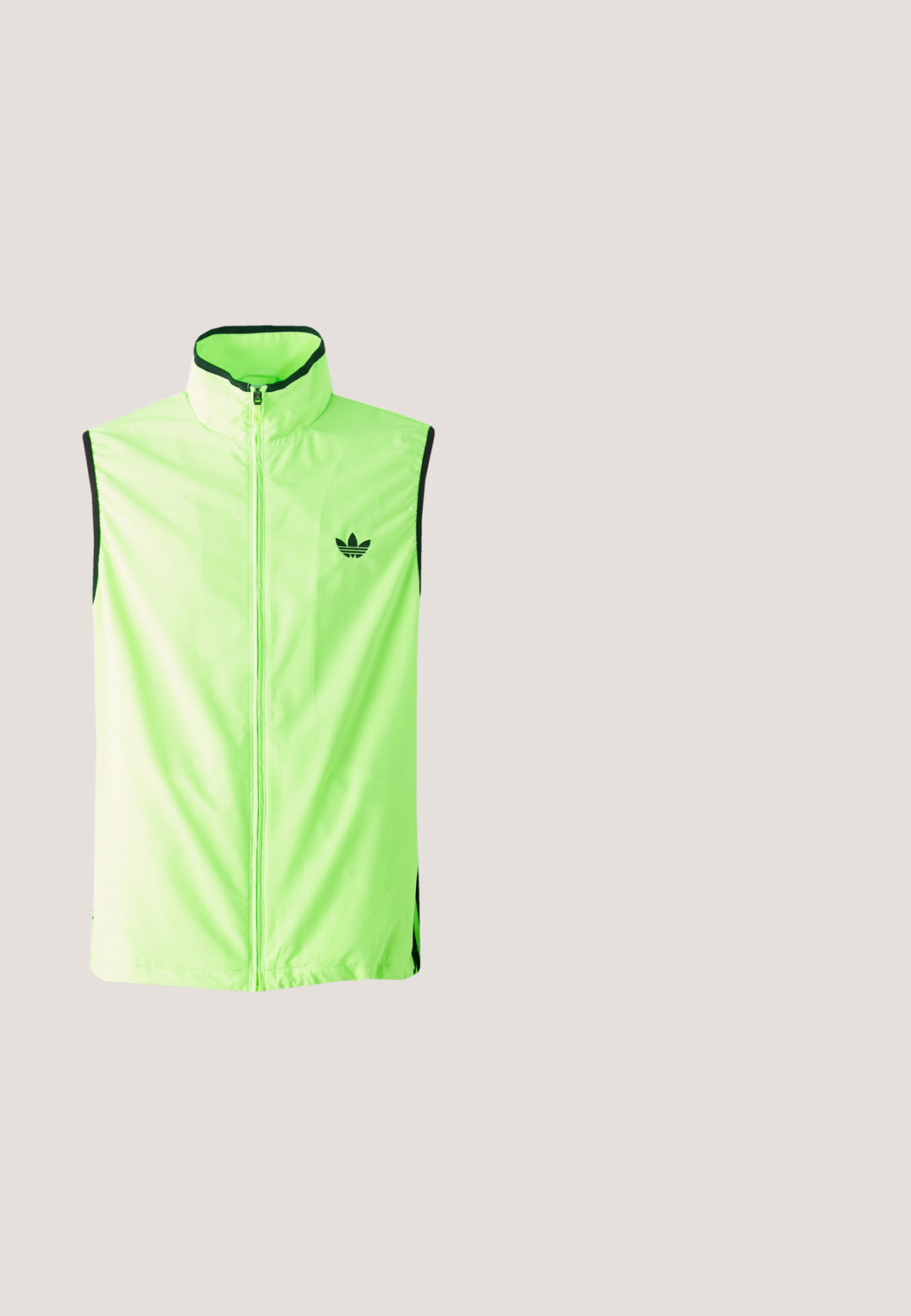 Neon grøn ærmeløs atletisk vest med frontlynlås, høj krave og sorte detaljer, der har et lille sort logo på venstre bryst.; Langærmet atletisk skjorte i fluorescerende grøn med sorte striber på ærmerne og et sort logo på brystet. Glat, syntetisk stof.; Sorte atletiske bukser i et blødt, tekstureret materiale, med en elastisk talje, sidelommer og et trekantet logo-accent på låret.; Hvide og grønne mesh sneakers med beige snørebånd, svævende over et mørkt metalristegulv.; Solbriller med sort, mat ramme og grønne tonede linser. Har et strømlinet design og diskret branding på stangen. Letvægts og sporty form.; Sort kompakt crossbody taske med front lynlåslomme, justerbar rem og tekstureret stof mod en ensfarvet baggrund.