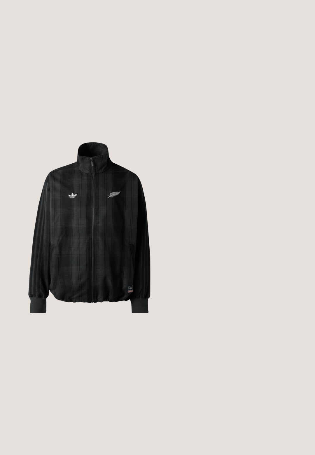 Schwarze karierte Zip-Jacke mit hohem Kragen, mit weißen gestickten Logos, elastischen Bündchen und Saum, hergestellt aus glattem, leichtem Material.; Dunkelgrünes Rugbyshirt mit langen Ärmeln, weißem Kragen, drei weißen Streifen an den Ärmeln und kleinem weißem Adidas-Logo auf der Brust.; Dunkelblaue Jeansshorts mit hoher Taille, ausgestattet mit zwei Vordertaschen, kontrastierenden gelben Nähten und einem geraden Schnitt mit gesäumtem Abschluss.; Schwarzer Gummiregenstiefel mit runder Spitze, einem Riemen mit Schnalle an der Oberseite und einer strukturierten Sohle für besseren Halt.; Schwarze übergroße Sonnenbrillen mit einem geometrischen Rahmen, braunen verlaufenden Gläsern, goldenen Akzenten und dünnen Bügeln mit einem Logo. Glatte Kunststoffoberfläche.; Schwarze, sichelförmige Schultertasche mit gepolstertem, verstellbarem Riemen und zwei vorderen Reißverschlusstaschen mit Zuglaschen.