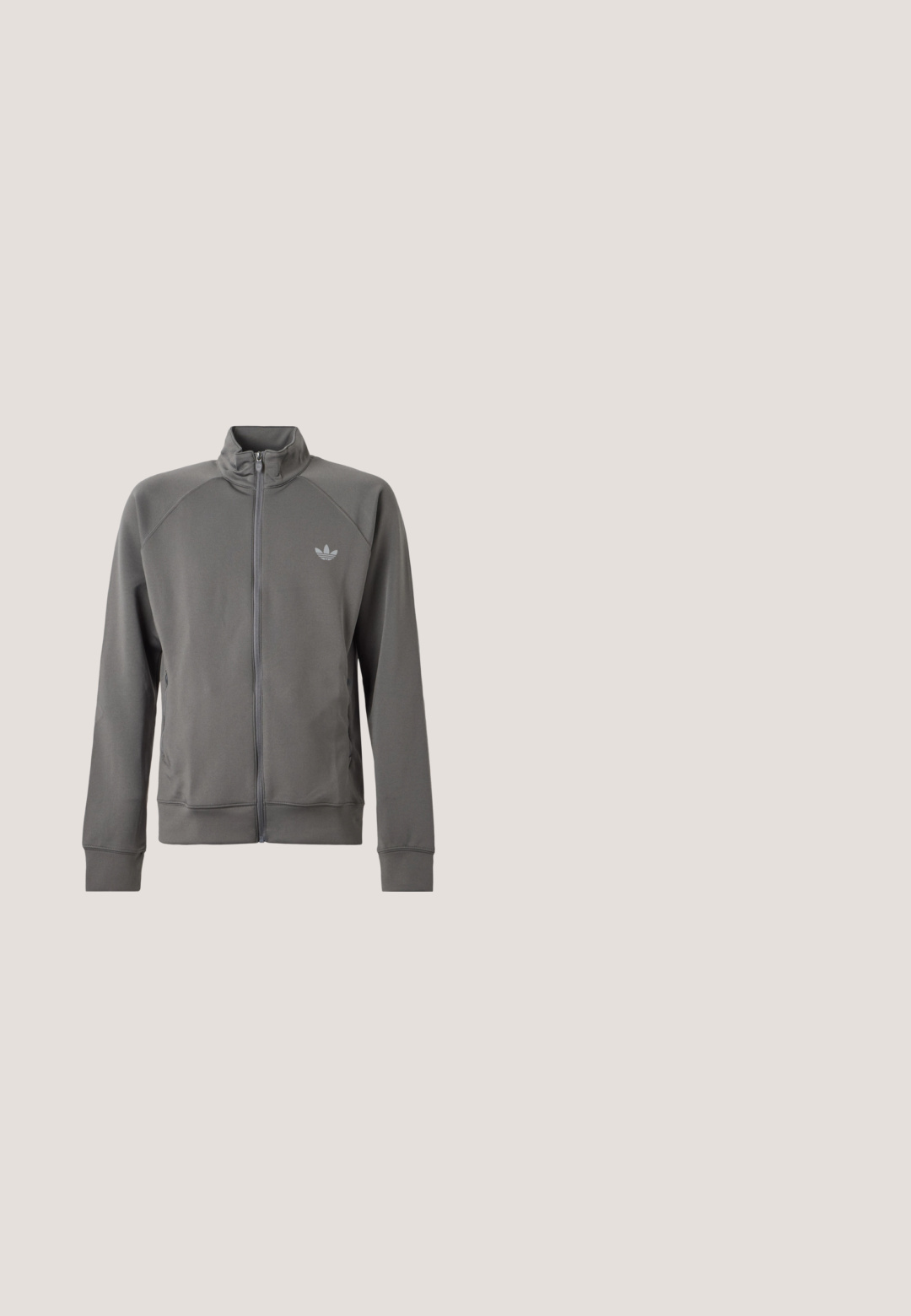 Donkergrijze jas met ritssluiting, hoge kraag en Adidas-logo op de linkerborst, lange mouwen en zijzakken op een witte achtergrond.; Bruine Adidas T-shirt met korte mouwen, donkerbruine kraag, mouwboorden, drie strepen op de schouders en Adidas-logo op de linkerborst.; Zwarte nylont broek met een elastische tailleband, voorzien van een lichte, gestructureerde afwerking en naadaccenten voor een modern ontwerp.; Lichtbeige sportschoenen met zwarte strepen, veterluiting en een getextureerd golfpatroon op een witte achtergrond.; Zwarte rechthoekige zonnebril met grijze lenzen, voorzien van een gladde matte afwerking en afgeronde hoeken. De oorpootjes zijn licht gebogen voor een goede pasvorm.; Zwarte rugzak met trekkoord en wit Adidas-logo centraal aan de voorkant, met eenvoudige, gladde stof en een nauw aanspannende bovenkantsluiting.
