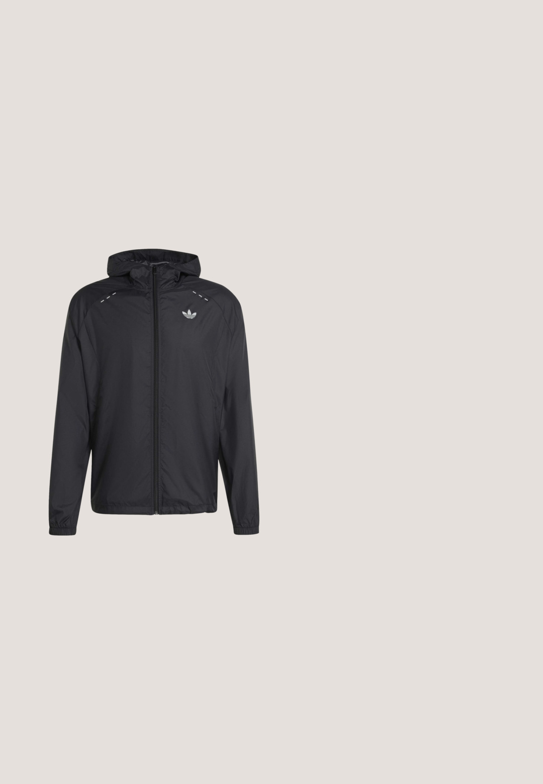 Čierna ľahká bunda s kapucňou, celý predný zips, elastické manžety a malé biele logo Adidas na ľavej strane hrudníka.; Biela bavlnená tričko s malým čiernym trojuholníkovým logom na hrudi, krátkymi rukávmi a okrúhlym výstrihom. Jednoduchý a klasický dizajn.; Čierne zúžené tepláky s elastickým pásom, sťahovacou šnúrkou, bočnými vreckami a rebrovanými manžetami na členkoch.; Biela nízka teniska s predným zaväzovaním na šnúrky, polstrovaným golierom a textúrovanou gumovou podrážkou, zobrazená v bočnom profile na neutrálnom pozadí.; Čierny batoh s vrchným rolovacím zatváraním, predným vreckom s chlopňou, vertikálnym vreckom na zips na boku a centrálnym zapínaním na pracku.; Čierne nerezové hodinky s minimalistickým okrúhlym ciferníkom, sieťovým remienkom a dvoma subciferníkmi; obsahujú strieborné hodinové značky a ručičky.