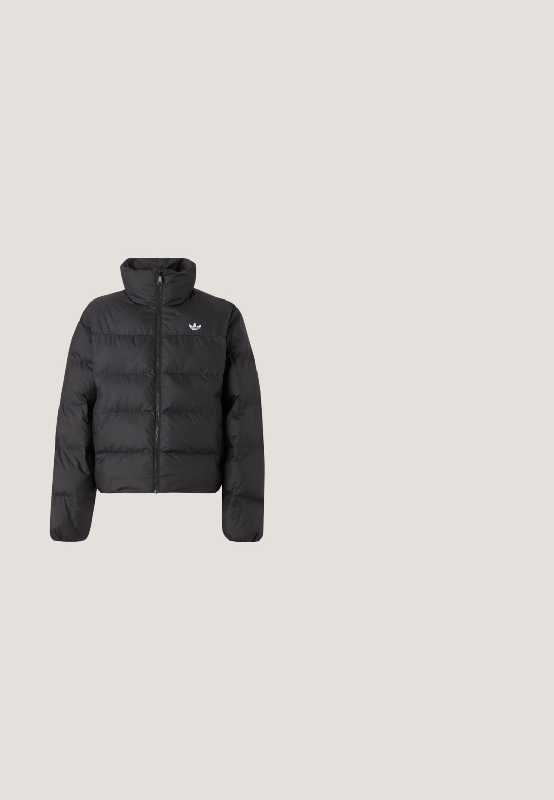 Sort polstret jakke med høj krave, frontlynlås, lange ærmer og lille hvid Adidas-logo på brystet.; Lysegrå lynlås-hoodie med sorte striber på ærmerne, frontlommer, snøre i hætten og et sort Adidas trefoil-logo på brystet.; Hvid bomulds t-shirt med sort ribkant ved hals og ærmer, med tre sorte striber på hver skulder og et lille logo på brystet.; Sorte ternede bukser med elastisk talje, to forlommer og en løs pasform med lige ben. Fremstillet af letvægtsmateriale.; Sorte træningssko lavet af mesh og syntetiske materialer, med en tekstureret overflade, flere grå striber og en polstret krave.; Solbriller med store, buede mørkegrå linser, sort plastisk stel, med udskårne accenter på stængerne til ventilation og komfort.