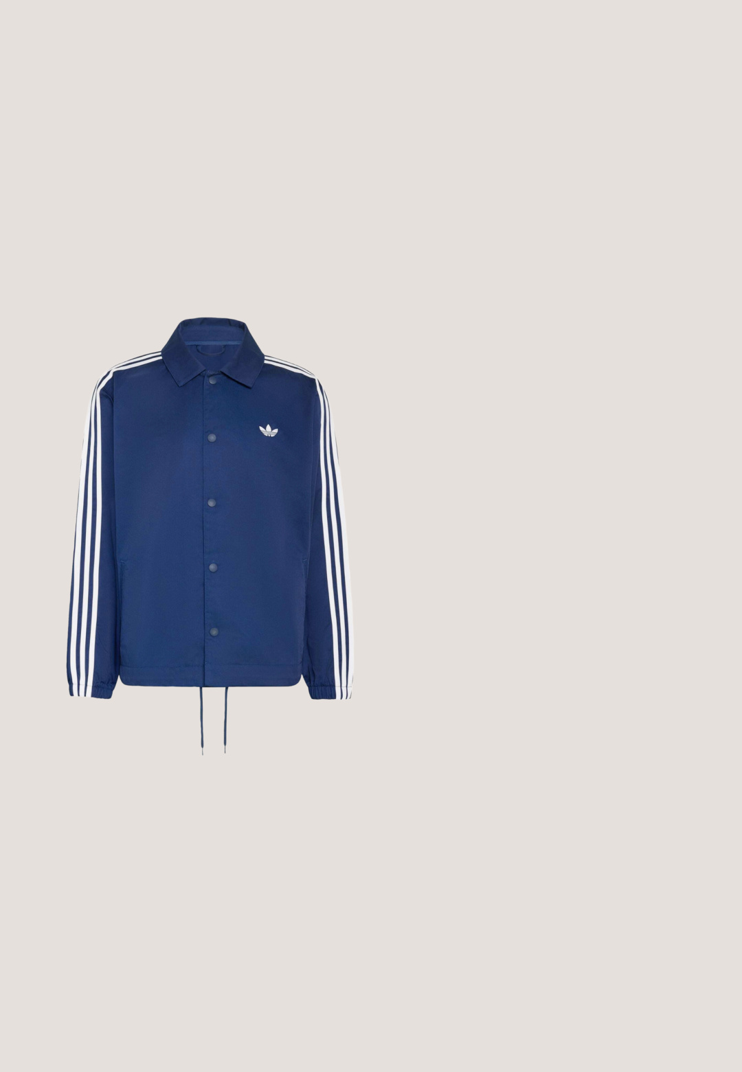 Laivastonsininen Adidas-takki, jossa valkoiset kolme raitaa hihoissa, etupuolella painonapit, elastiset hihansuut, kiristysnauha helmassa ja pieni logo rinnassa.; Vaaleansininen Adidas-huppari, jossa on etutasku, nyörisäädettävä hupunaukko ja pieni valkoinen logo rinnassa.; Valkoinen pitkähihainen pyöreäkauluspaita, jossa vasemmassa rinnassa pieni musta Adidas trefoil -logo, yksinkertainen design, resorireunukset.; Siniset korkeavyötäröiset leveälahkeiset farkut, joissa on etupussit, vyölenkit, napitus ja pieni Adidas-logo oikeassa reidessä.; Sininen Adidas Spezial -tennari kumipohjalla, nauhat sidottuina, roikkuu sileän kivipinnan yläpuolella lähellä harmaata betoniseinää.; Kirkkaan sininen pehmeä kangaskassi, jossa mustavalkoinen nauhainen olan yli menevä hihna, yksiväristä vaaleaa taustaa vasten.
