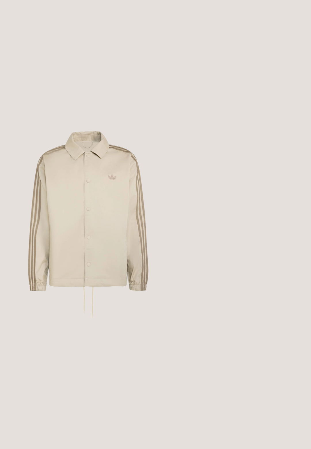 Beige Adidas jakke med lange ærmer, knapper foran, elastiske manchetter, tre striber på ærmerne og lille Trefoil-logo på brystet.; Lys brun lynlåshættejakke med forlommer og lange ærmer vist mod en hvid baggrund.; Lys beige bomulds t-shirt med rund halsudskæring og korte ærmer. Har et lille, tonet Adidas-logo på brystet. Blød tekstur, klassisk pasform.; Lys grå joggingbukser lavet af blødt stof med elastisk talje, sorte snore, sidelommer med lynlås og ribbede manchetter ved anklerne.; Minimalistisk hvid lavtop-sneaker med tekstureret mesh-stof, hvid sål og lysebeige snørehuller.; Lille grå Calvin Klein crossbody-taske med lynlåslomme foran, sort rem og blå "cK"-logo broderet.