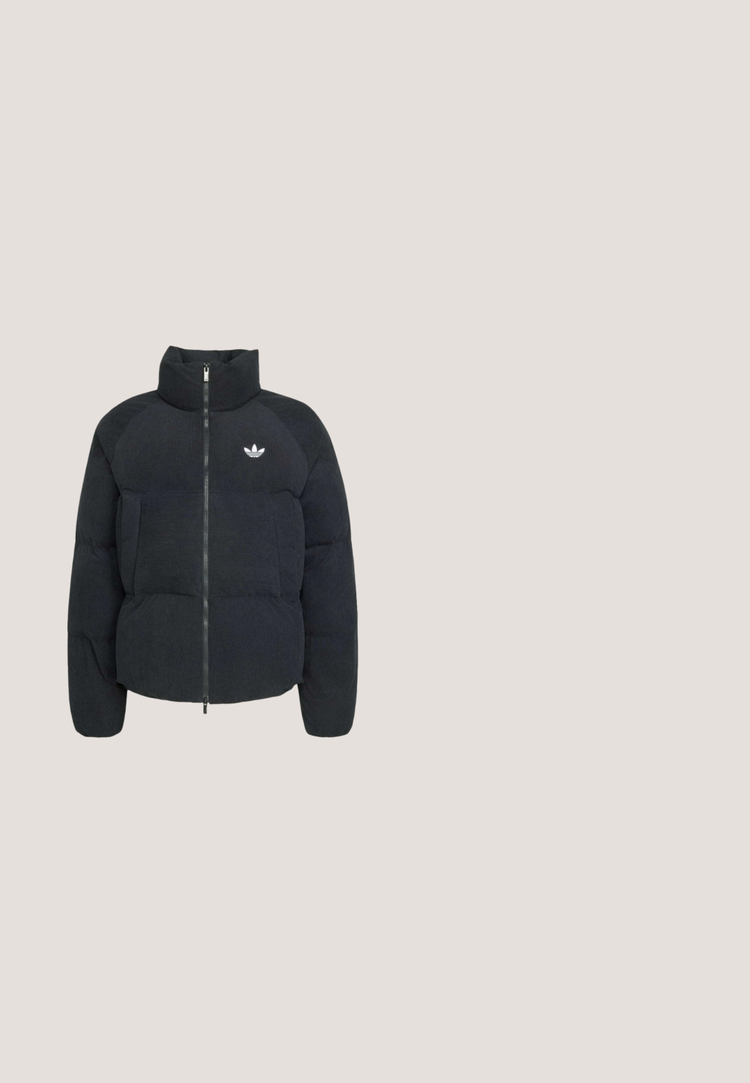 Sort dunjakke med høj krave, lynlås foran, to sidelommer og hvidt Adidas trefoil-logo på venstre bryst.; Sort bomuldshoodie med kängurulomme, hvid Adidas-logo, ribbede ærmer og kant, med snøre i hætten og syede detaljer.; Hvid t-shirt med korte ærmer med rød krave og ærmekanter, tynde røde striber på skuldrene og rødt Adidas trefoil-logo på brystet.; Sorte vindjakke bukser med pink sidestreifen, elastisk talje og manchetter. Har diskret branding på venstre ben. Glat tekstur.; Sort atletiksko med mesh og syntetisk overdel, polstret sål mærket "Cloudfoam" og snørelukning, vist i sideprofil.; Sort nylon messenger-taske med justerbar rem, fladt design og et sideetiket med et logo. Glat tekstur og minimalistisk stil.