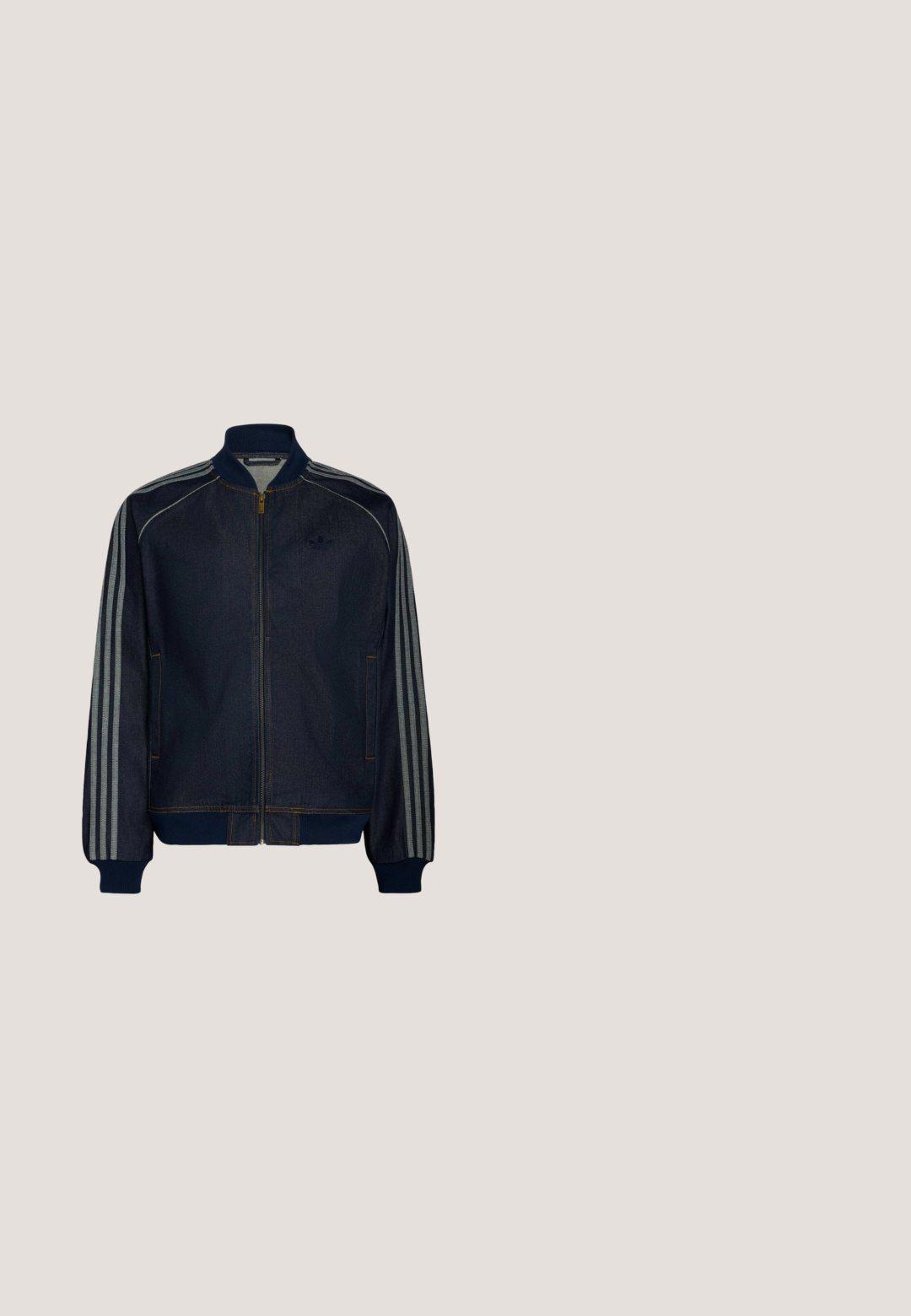 Donkerblauwe trainingsjas met ritssluiting, geribde kraag en manchetten, met drie lichtgrijze strepen langs elke mouw.; Zwarte Adidas trui met witte drie strepen op de mouwen en klein wit klaverbladlogo op de linkerborst.; Wit sportshirt met korte mouwen, rode strepen op de schouders en mouwen, zwarte biezen aan de voorkant en een rood Adidas trefoil-logo op de borst.; Marineblauwe sportbroek met een elastische tailleband, voorzien van drie witte zijstrepen en een recht-aansluitend ontwerp. Zachte denim structuur.; Rode Adidas sneaker met zwarte strepen en zool, met witte Coca-Cola-logo's over het hele stoffen bovenwerk.; Zwarte zonnebril met een gebogen montuur en donkere lenzen. Beschikt over een matte afwerking en de merknaam "ARNETTE" aan de zijkant.