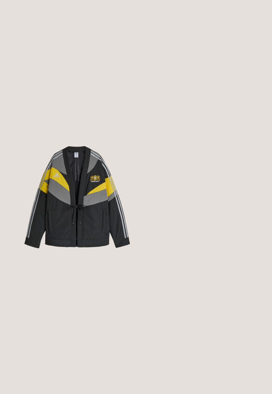 Chaqueta Adidas negra, gris y amarilla con lazo delantero, rayas en las mangas y logotipo Brain Dead en el pecho sobre fondo blanco.; Camiseta deportiva Adidas negra de manga corta con tejido perforado, texto blanco Adidas y logo trefoil en la parte frontal, y etiqueta de la marca cerca del dobladillo.; Pantalones cortos deportivos negros hechos de una tela texturizada y transpirable. Cuenta con una cintura elástica y un logo "adidas" en rosa en el lado inferior derecho.; Persona que lleva botas de lluvia negras Hunter, de pie sobre un borde metálico oxidado con marcas de precaución amarillas y negras.; Gafas de sol negras con montura cuadrada oversized. Las lentes son de un púrpura oscuro, y las varillas tienen un diseño elegante con una ligera curvatura. Acabado en dos tonos.; Bolsa de lona rectangular negra con dos asas, una correa de hombro ajustable y desmontable, y un bolsillo frontal con cremallera sobre un fondo blanco.