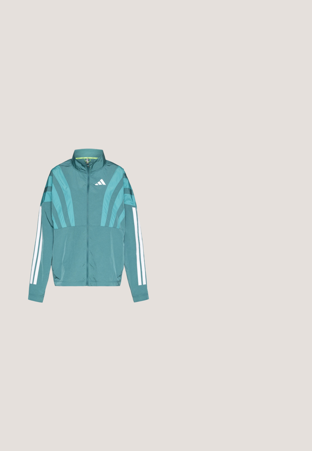 Chaqueta deportiva en color azul verdoso con cierre frontal, cuello alto, tres rayas blancas en las mangas y detalles de diseño en capas. Tela ligera.; Sujetador ligero con un patrón similar a la piel de serpiente en verde, rosa y gris. Presenta tirantes delgados ajustables y un logo blanco en la parte frontal.; Pantalones cortos deportivos de color verde claro, confeccionados con tela transpirable, que presentan una textura perforada y una cintura elástica para mayor comodidad.; Zapatillas deportivas azul claro con un upper de punto texturizado, acentos blancos y una suela intermedia verde transparente. Punta redondeada y cuello acolchado.; Bolsa de tote negra con el logo "adidas" en gris, hecha de un tejido duradero, con dos correas para el hombro y un panel inferior negro en contraste.; Pulsera de cadena plateada con diversas gemas azules de diferentes formas y tamaños, acompañada de una pequeña piedra de acento verde.