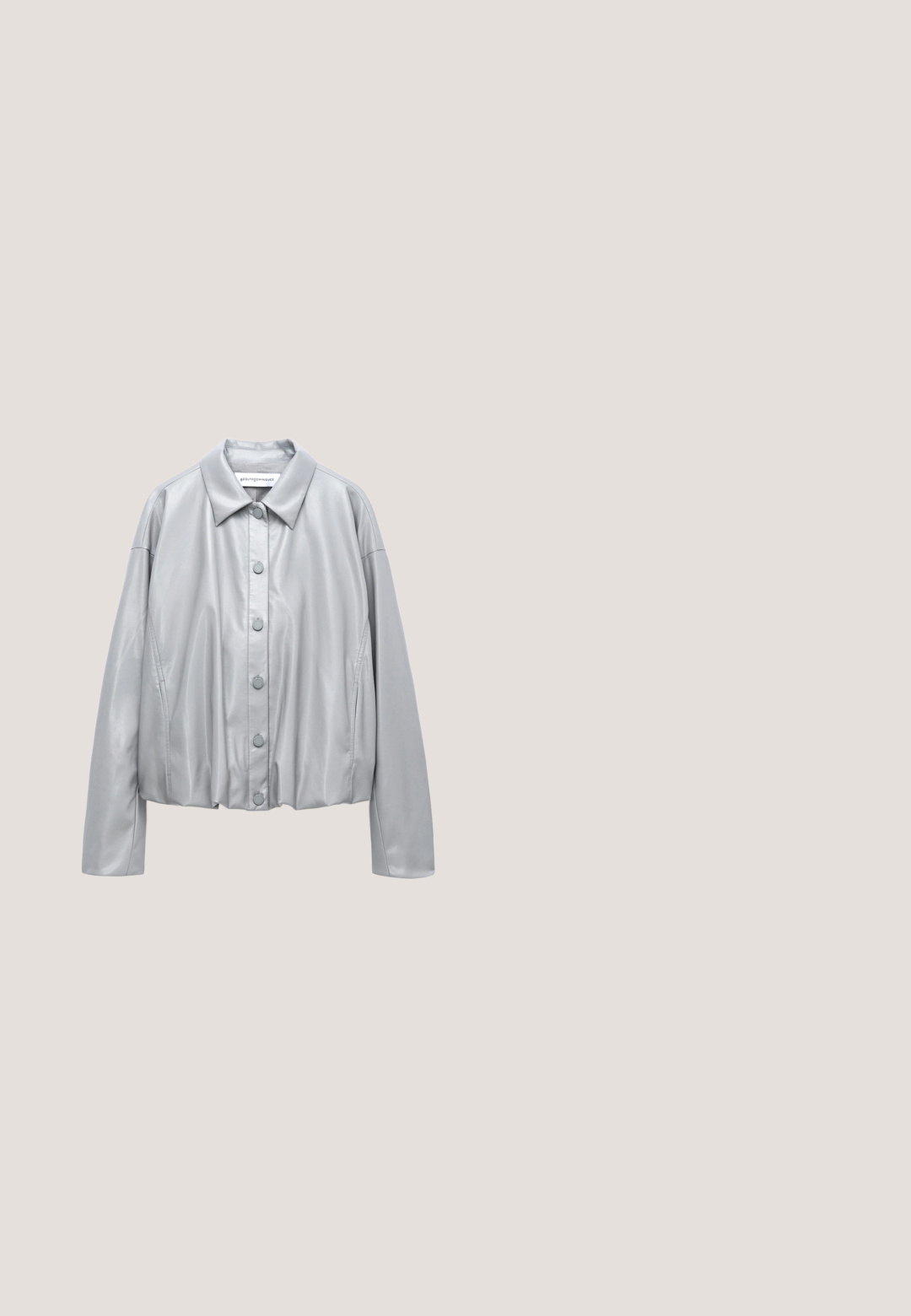 Lichtgrijs leren jack met lange mouwen, knoopsluiting aan de voorkant en een klassieke kraag.; Lichtblauwe blouse met lange mouwen, puntkraag, verborgen knopenbies aan de voorkant, losse pasvorm en een gebogen zoom.; Lichtblauwe wijde broek met hoge taille, voorplooien en een verborgen sluiting aan de voorkant, weergegeven op een witte achtergrond.; Zilveren metallic ballerina met een amandelvormige neus, een dunne band over de wreef en een gestructureerde afwerking. Platte zool en een minimalistisch ontwerp.; Lichtblauwe langwerpige handtas met dubbele handvatten en een bovenste ritssluiting, rustend op een witte achtergrond.; Witte parelarmband met ronde parels, gladde textuur en een zilveren sluiting. Eenduidige kralengrootte en -vorm, met een klassiek ontwerp.