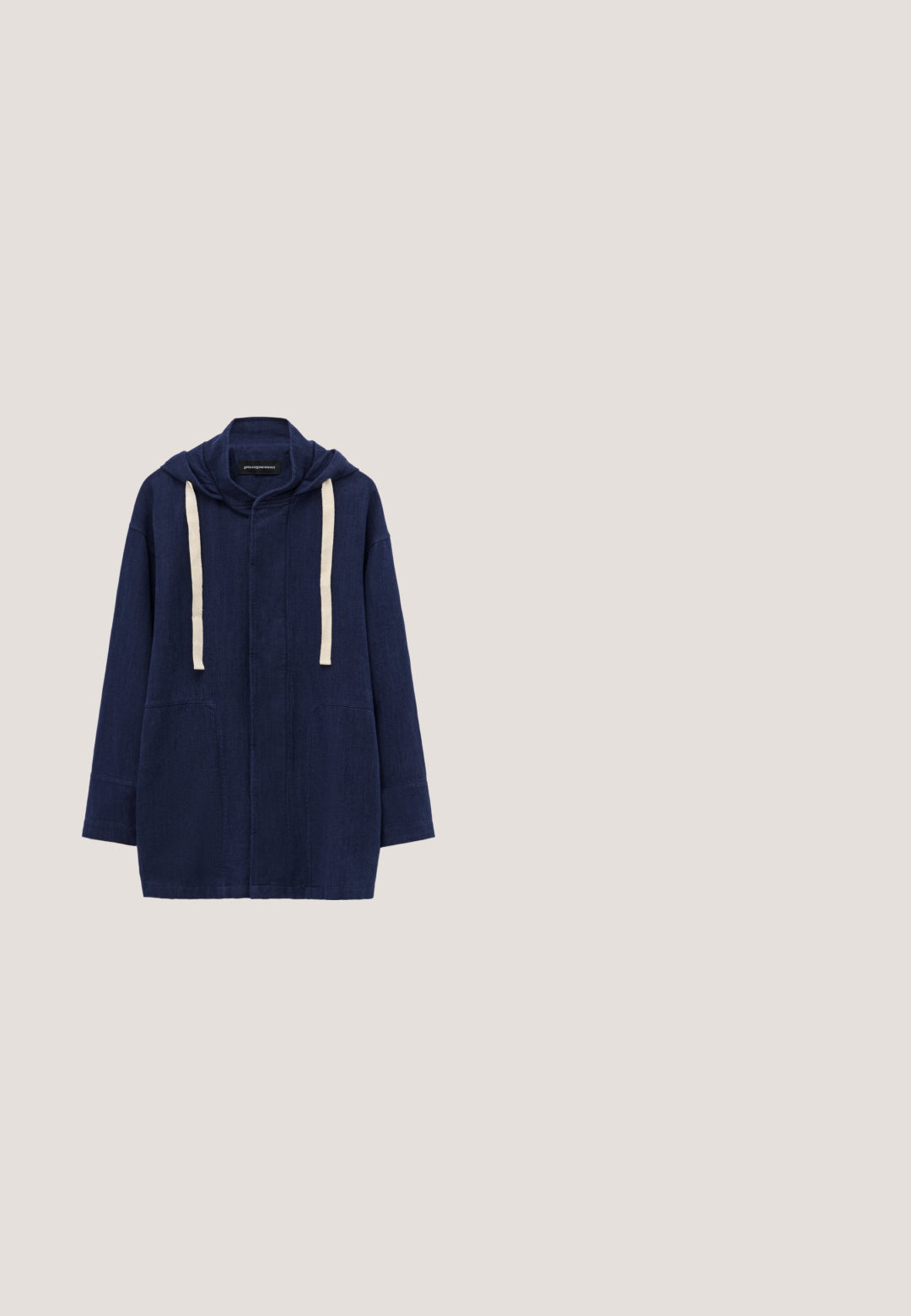 Marineblaue langärmelige Kapuzenjacke mit weißen Kordeln und Vordertaschen, aus strukturiertem Stoff, auf weißem Hintergrund dargestellt.; Langärmliges Hemd in hellbeige mit einem lebendigen, bunten Grafikdesign und gelbem sowie blauem Text auf der Vorderseite, aus glattem Baumwollmaterial.; Hellblaue Badehosen mit vertikalen weißen Streifen und kleinen blauen Logos. Sie haben einen elastischen Bund mit einer weißen Kordel und seitlichen Schlitzen.; Schwarzer Ledersneaker mit weißer Gummisohle. Verfügt über Schnürverschluss, bunten Akzentstreifen und Markenlogo an der Seite.; Schwarze Canvas-Tragetasche mit zwei Henkeln, Fronttasche und „LES DEUX“ in Blau auf der Fronttasche bestickt.; Schwarzes Perlenarmband mit bunten Musterelementen, rechteckige Form und metallischem Verschluss. Glatte Textur mit variierenden Farbsegmenten.