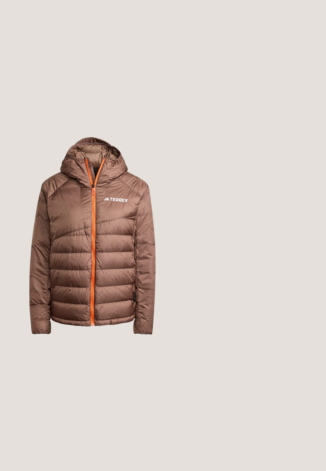 Bruine pufferjack met capuchon, voorzien van een oranje rits en afwerkingen. Gevoerd met horizontaal gestikte secties voor isolatie en warmte.; Crème-gele gebreide trui met ritssluiting, geribde hoge kraag, chevronpatroon, lange mouwen en zwarte biezen aan kraag, manchetten en zoom.; Bruine en lichtgroene T-shirt met korte mouwen, een ronde halslijn, strikdetail aan de voorkant en een klein wit Adidas-logo op de borst.; Beige gebreide Adidas trainingsbroek met elastische taille en drie donkerbruine zijstrepen, met het Adidas trefoil-logo op de dij.; Witte en beige Adidas Gazelle sneaker met gumzool en twee verschillend gekleurde veters samengeknoopt.; Roze, zachte nylon tas met een unieke, gebogen vorm en brede schouderband. Voorzien van logo patch en metalen hardware accenten. Ritsdetails inbegrepen.