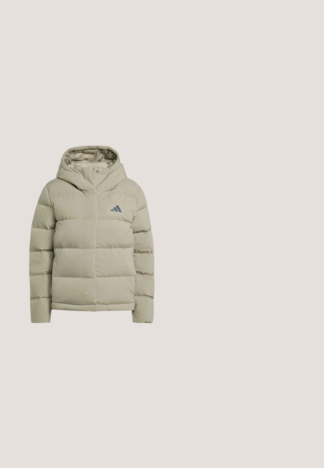 Veste matelassée beige clair avec capuche, matelassage horizontal, manches longues et petit logo incliné sur la poitrine.; Sweatshirt gris en tissu doux, avec un col rond, des manches longues, des poignets et un ourlet côtelés, et un petit logo blanc à l'avant.; Crop top blanc à épaules dénudées en tissu côtelé, avec des manches longues et un petit logo noir Adidas sur le devant.; Pantalon de survêtement gris clair à jambes larges avec taille élastique et petit logo Adidas sur la cuisse droite.; Chaussures de course légères avec une tige en mesh beige et bleu clair, des accents texturés et une semelle épaisse jaune pâle avec une semelle en caoutchouc.; Sac hobo gris clair en matériau doux, avec une large bandoulière, des accessoires en argent et une étiquette rectangulaire à l'avant.