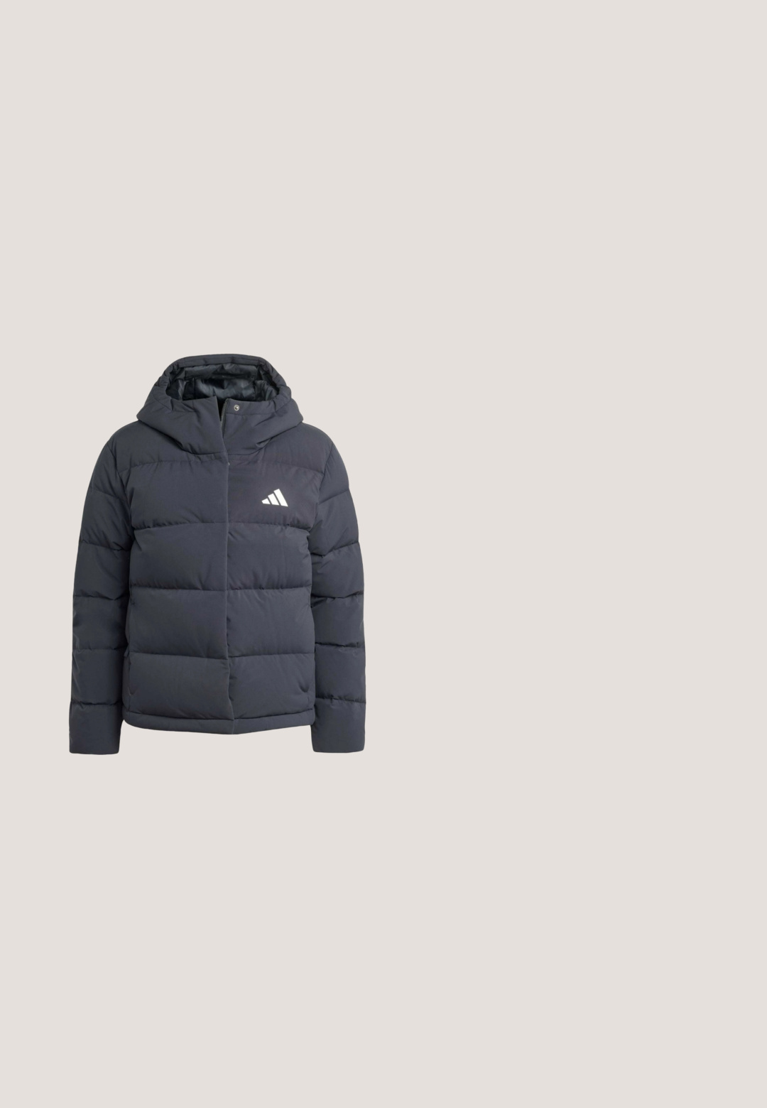 Veste d'hiver matelassée noire avec capuche et fermeture éclair à l'avant, arborant un petit logo de marque blanc sur la poitrine.; Sweatshirt court beige clair avec capuche, doté d'un logo triangulaire blanc et de bandes latérales blanches. Fabriqué en tissu doux et texturé.; Haut sans manches noir en coton, avec un col rond et le logo "adidas" blanc centré sur la poitrine. Texture lisse, coupe normale.; Pantalons de sport noirs avec une taille élastique, des chevilles fuselées et des bandes latérales blanches. Fabriqués en tissu doux avec une texture lisse.; Chaussure de sport orange vif avec une tige texturée, des bandes argentées réfléchissantes et une semelle rembourrée, suspendue au-dessus d'une surface grise.; Sac cabas en tissu noir avec double poignées et une poche avant zippée, avec un petit logo Adidas embossé au centre.