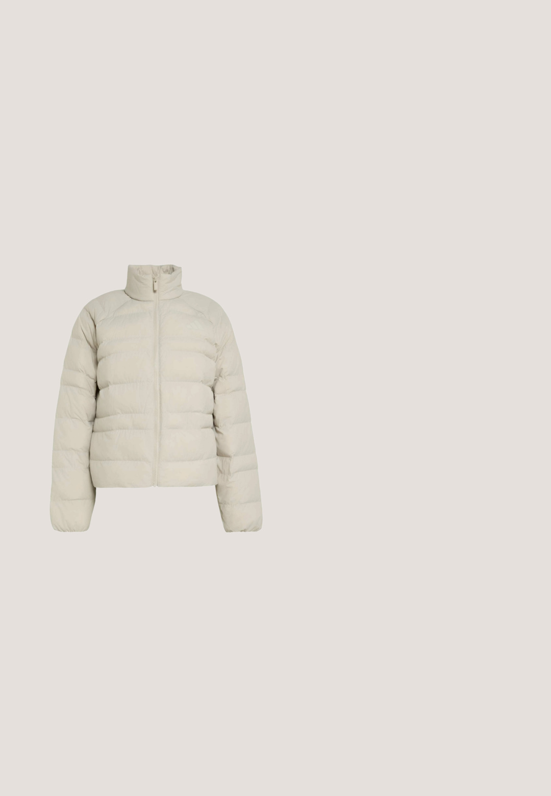 Lyse beige dunjakke med vandret quilting, opretstående krave, fuld lynlås foran og lange ærmer på hvid baggrund.; Grå sweatshirt lavet af blødt stof, med rund hals, lange ærmer, ribbede manchetter og kant, samt et lille hvidt logo på forsiden.; Lysegrå Adidas T-shirt med korte ærmer, rund hals og lille hvid Adidas-logo på brystet, vist på en ensfarvet baggrund.; Lysegrå Adidas træningsbukser med elastisk talje og manchetter, med tre lilla sidestreger og et lille Adidas trefoil-logo på låret.; Hvide sportsko i åndbart mesh og syntetiske materialer, med tre sølvstriber, struktureret gummisål og polstret krave.; Mørkegrå skuldertaske lavet af tekstureret stof med lynlåslukning og broderet logo foran. Lang, buet strop.