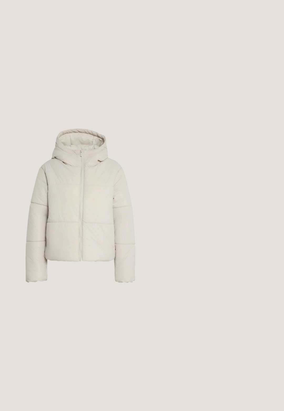 Lichtbeige doorgestikte jas met capuchon en rits aan de voorkant, lange mouwen en een doorgestikt design.; Bruine sweatshirt met capuchon, losse pasvorm en kangoeroezak. Voorzien van een wit adidas-logo op de borst en geribbelde manchetten. Zacht materiaal.; Bruin geribd crop top met korte mouwen, ronde halslijn en een textuurrand aan de onderkant met een subtiel logopatroon.; Beige wide-leg broek met elastische tailleband, zijzakken en witte driedubbele strepen langs de buitenzijden van de benen.; Tan suède sneaker met witte leren strepen en veters, rubberen zool, gewatteerde kraag en tekstuurdetails aan de bovenkant.; Beige Adidas schoudertas met korte handvatten en verstelbare band, met een klein zwart Adidas-logo middenvoor.