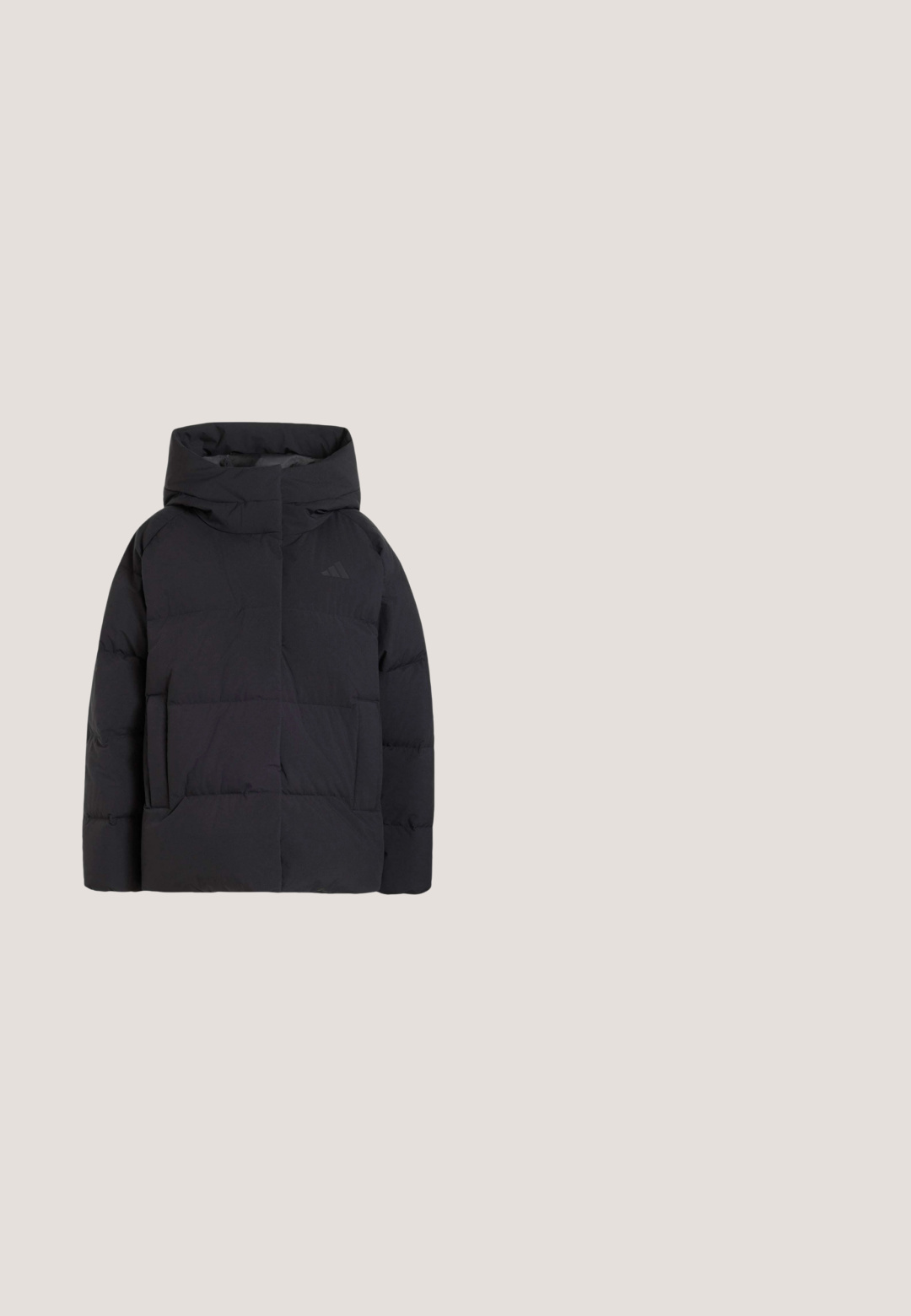 Schwarze gesteppte Winterjacke mit hohem Kragen und zwei Seitentaschen, für kaltes Wetter entworfen.; Schwarzer Adidas-Sweatshirt mit langen Ärmeln, V-Ausschnitt und erhabenem schwarzem Adidas-Logo auf der Brustmitte.; Schwarzes kurzärmeliges T-Shirt mit Rundhalsausschnitt und großem, strukturiertem Adidas-Logo in der Mitte der Brust.; Schwarze Leggings aus dehnbarem Stoff, mit einem breiten Bund und drei weißen horizontalen Streifen in der Nähe der Unterschenkel.; Schwarze Sportschuhe mit einer strukturierten Oberseite, einem weißen Drei-Streifen-Design, einer Gummisohle und kontrastierenden weißen Akzenten an der Ferse.; Schwarze Schultertasche mit vertikalen Streifen aus blauen und weißen Blumen und einem kleinen schwarzen Adidas-Logo in der Mitte.