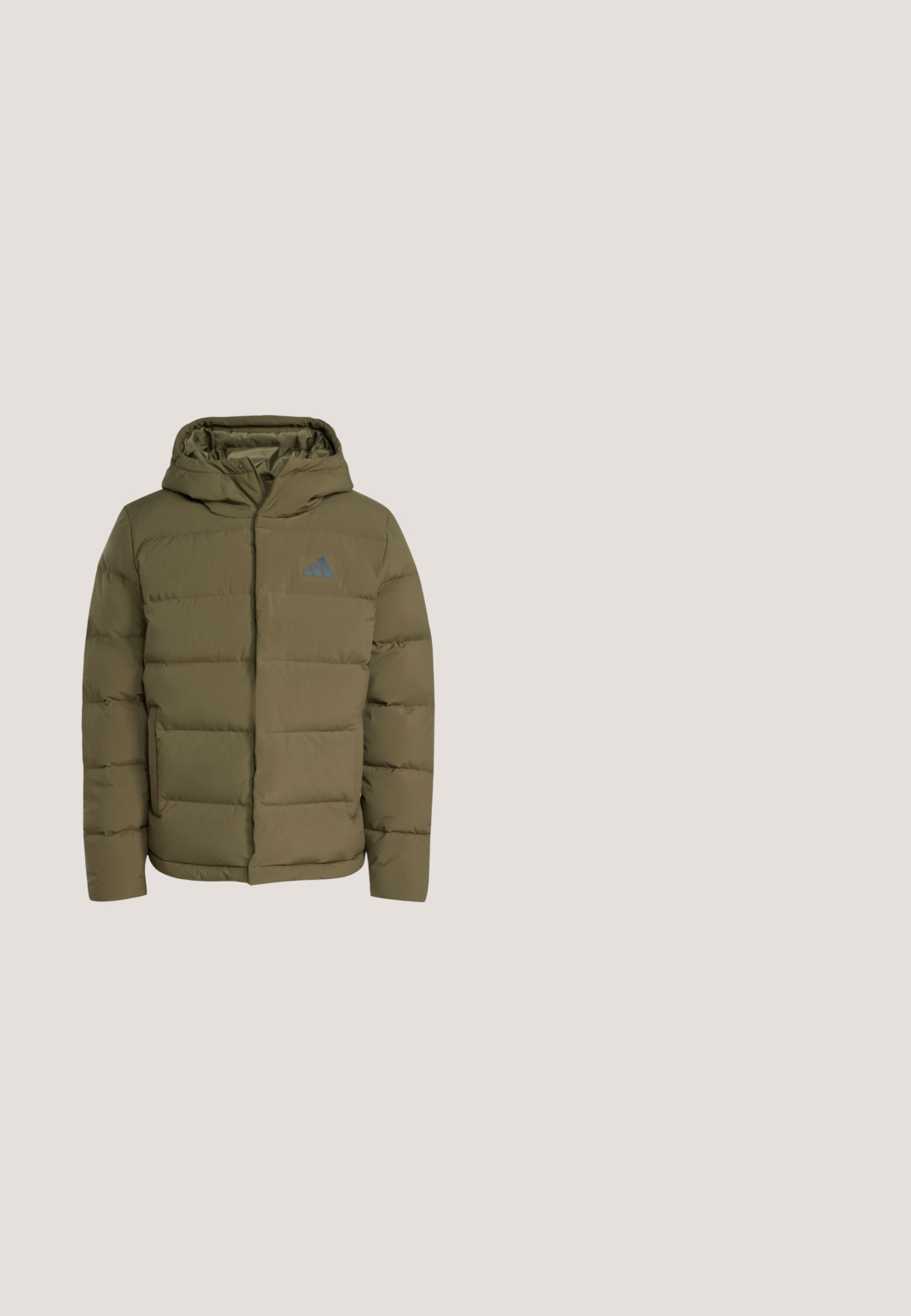 Olivgrüne gesteppte Winterjacke mit Kapuze, Frontreißverschluss, Druckknöpfen, seitlichen Taschen und kleinem Adidas-Logo auf der Brust.; Olivgrüner Pullover mit Rundhalsausschnitt, gerippten Bündchen und Saum. Verfügt über ein besticktes Logo und einen Patch mit roten Akzenten. Glatte Textur.; Langärmeliges Adidas-Shirt mit olivgrünem Körper, braunen Raglanärmeln, drei beigen Streifen auf den Ärmeln und Adidas-Trefoil-Logo auf der Brust.; Locker sitzende beige Jogginghose mit elastischem Bund und dezentem Logo am oberen Oberschenkel.; Weißer Sportschuh mit schwarzen Streifen, Obermaterial aus strukturiertem Stoff, gepolsterter Sohle und einer Gummilaufsohle für besseren Halt. Schnürdesign für sicheren Sitz.; Dunkelolivgrüne Seesacktasche mit schwarzen Ledergriffen und abnehmbarem Schulterriemen vor weißem Hintergrund.
