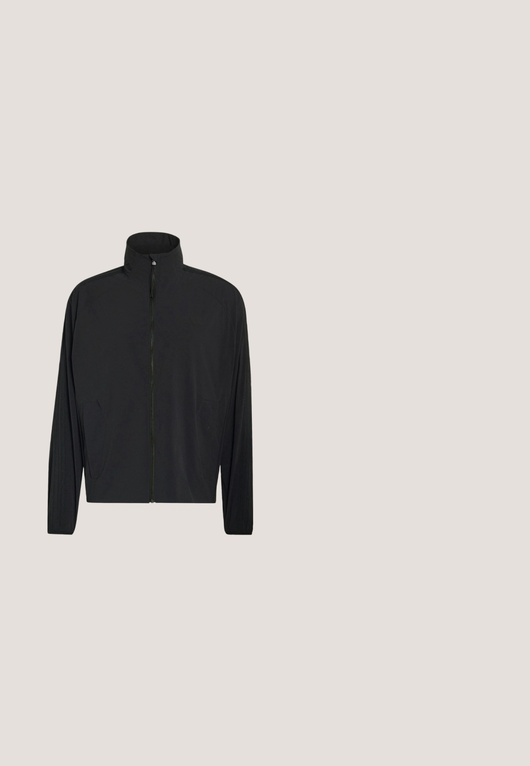 Chaqueta negra con cremallera, cuello mao y mangas largas, con bolsillos delanteros y un diseño suave y minimalista.; Sudadera negra con capucha y mangas largas, con el logotipo de Adidas trefoil en el pecho izquierdo y capucha con cordón.; Camiseta blanca de manga corta hecha de algodón con el logo negro de adidas en el pecho y tres franjas negras a lo largo de los hombros.; Pantalones deportivos negros con cintura elástica, ajuste holgado y puños elásticos, diseñados para uso casual.; Zapatilla deportiva negra con parte superior de malla transpirable, tres franjas blancas en el lateral, suela de goma resistente y diseño minimalista.; Bolsa rectangular negra con cremallera y un logotipo blanco de Adidas centrado en el lado frontal sobre un fondo blanco.