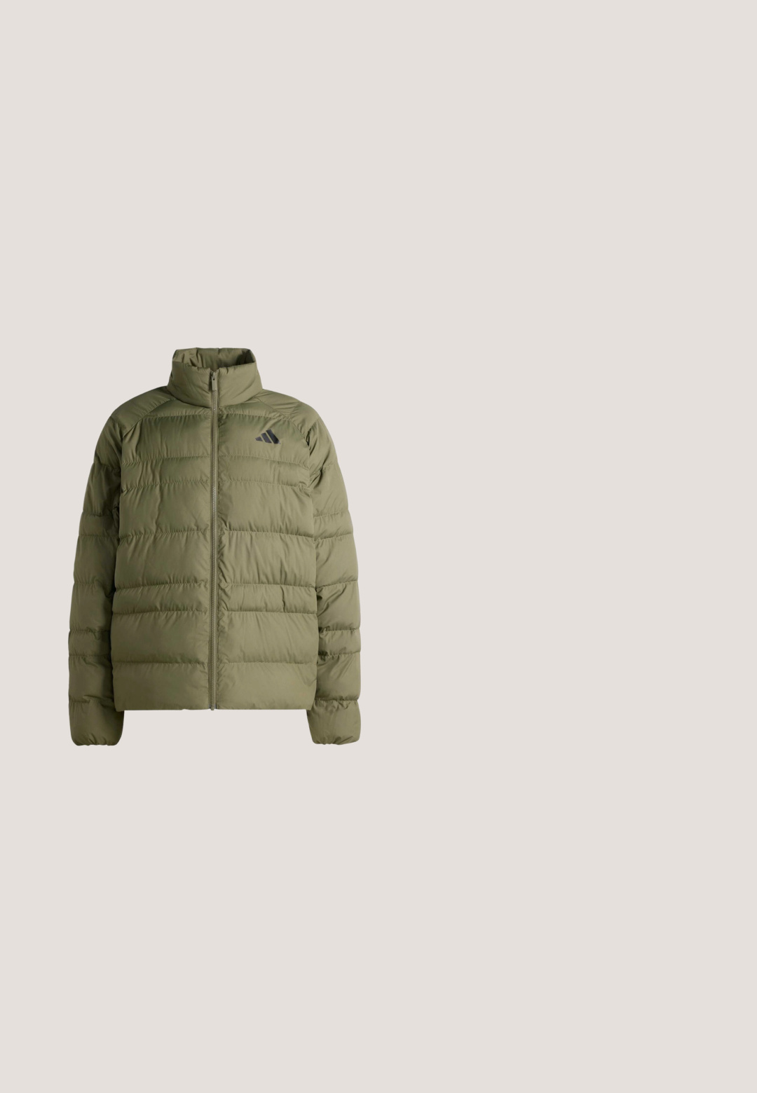 Olijfgroene gewatteerde jas met hoge kraag, volledige rits aan de voorkant en zwart driehoekig logo op de linkerborst.; Zwart Adidas T-shirt met korte mouwen en ronde hals, subtiel merklogo op de borst en gestikte paneeldetails op de schouders en zijkanten.; Grijze verstelbare outdoorbroek met afritsbare pijpen, zwarte riem, elastische manchetten, ritszakken en subtiel logo op het bovenbeen.; Wandelschoenen met een mix van zwarte, teal en tan materialen, voorzien van een gestructureerde bovenkant, veilige vetersluiting en een robuuste rubberen zool voor grip.; Zwarte rechthoekige zonnebril met bruine lenzen; kunststof montuur met textuur op de armen en Adidas-logo detail op de poot.; Zwarte sporttas met een gestructureerd oppervlak, verstelbare schouderriem, dubbele handvatten, zijzak met rits en een logo aan de zijkant.