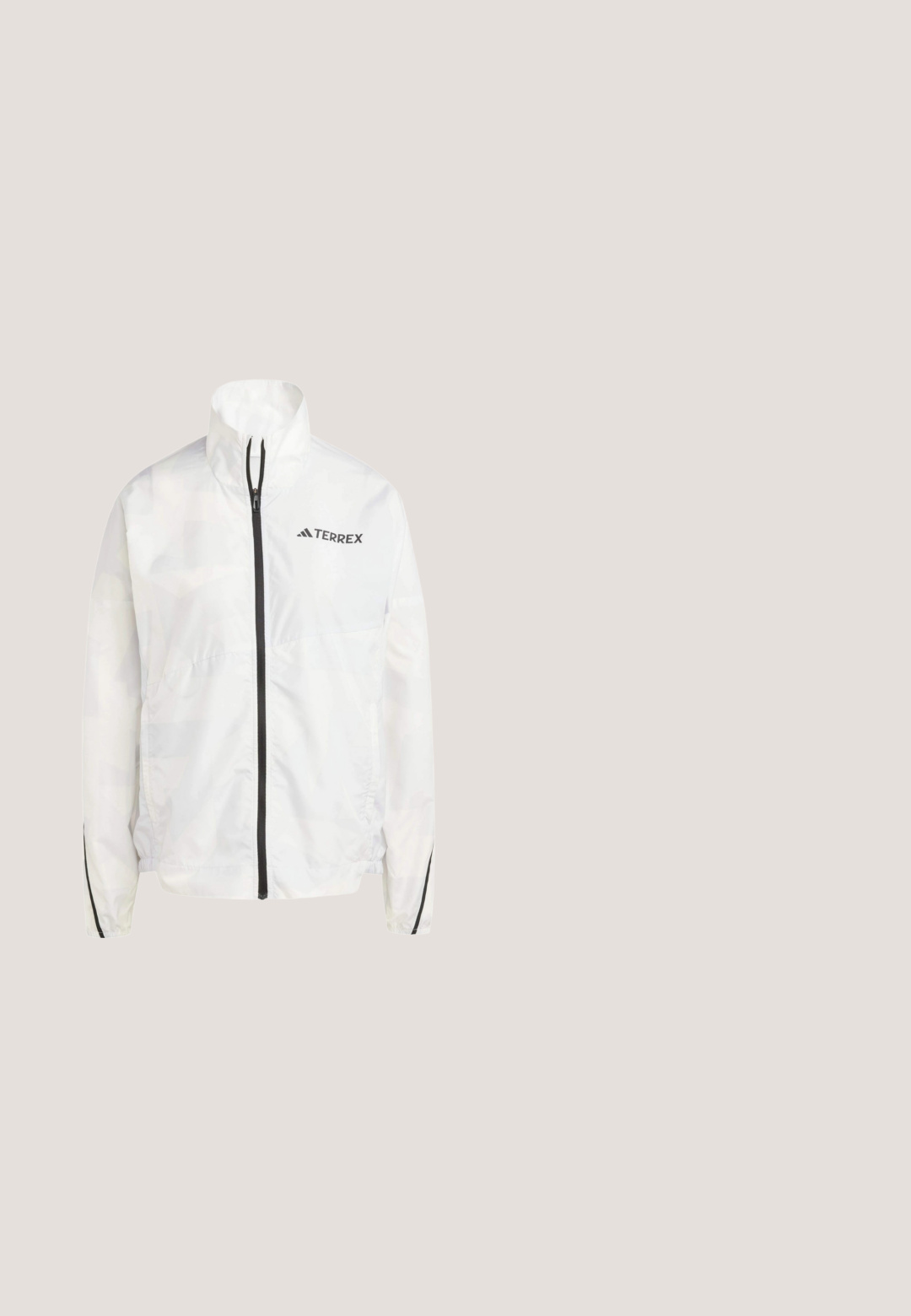 Witte lichtgewicht jas met hoge kraag, ritssluiting en zwarte accenten. Beschikt over een subtiel geometrisch patroon en het 'TERREX'-logo op de borst.; Beige capuchontrui met voorzak, geribde manchetten en zoom, en drie witte strepen die over elke mouw lopen.; Witte t-shirt met een ronde hals, korte mouwen en een losse pasvorm. Heeft een subtiele witte Adidas-logo aan de voorkant. Soepele textuur.; Beige sportshorts met elastische tailleband en een klein Adidas-logo op het onderste rechterbeen, ontworpen voor casual of sportkleding.; Witte hardloopschoen met drie blauwe strepen, lichtbeige dikke zool met label "Lightstrike Pro," en witte veters op een effen achtergrond.; Lichtpaarse reistas van glanzend materiaal, voorzien van twee handvaten, een afneembare schouderriem en een voorvak met rits en logo.