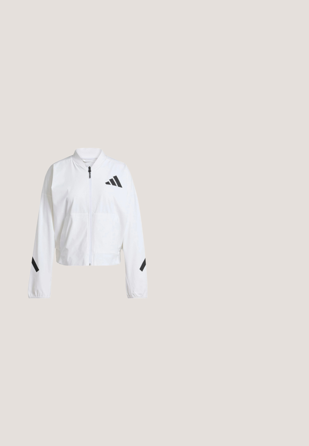 Afgekorte witte jas van synthetisch materiaal, met een rits aan de voorkant, twee zakken, en zwarte diagonale accenten op de mouwen en borst.; Off-white capuchontrui met lange mouwen, voorzak in kangoeroestijl, geribde boorden aan mouwen en zoom, en een subtiel reliëflogo op de borst.; Witte sportieve tanktop met teal accenten en een geometrisch patroon. Beschikt over een racerback ontwerp en een lichte, gestructureerde stof.; Crèmekleurige katoenen shorts met een elastische tailleband, zijopeningen en een getextureerd Adidas-logo op de zoom. Zacht materiaal met een gladde afwerking.; Witte sportschoen met paarse strepen en lichtblauwe accenten, dikke witte zool met label "Lightstrike Pro" en vetersluiting.; Beige Adidas schoudertas met korte handvatten en verstelbare band, met een klein zwart Adidas-logo middenvoor.
