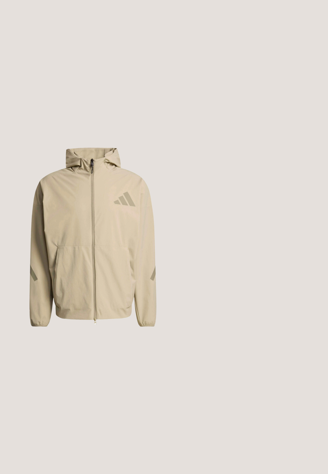 Beige hættejakke med forlynlås, to store lommer og tre diagonale striber i en lidt mørkere nuance på brystet og ærmerne.; Brun Adidas hættetrøje med lange ærmer, forlommer, hætte med snore og lille hvidt Adidas-logo på brystet.; Lys beige bomulds t-shirt med rund halsudskæring og korte ærmer. Har et lille, tonet Adidas-logo på brystet. Blød tekstur, klassisk pasform.; Lettrene, taupe træningsbukser med elastisk talje, tre mørke striber ned ad siderne og buede detaljer nær lommerne.; Løbesko med en sølvfarvet mesh-overdel, gule accenter, grå overlays og en mønstret sort-hvid tekstureret sål. Har snørelukning.; Sorte rektangulære solbriller med brune linser; plastisk stel med strukturerede arme og Adidas-logo på stang.