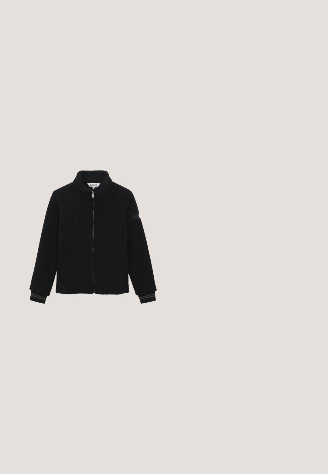 Sort fleecejakke med ståkrave, frontlynlås og sidelommer. Ribbet mansjetter med en stribet detalje. Blød tekstur.; Beige fleece pullover med høj krave, kontrastlynlås, lange ærmer og en blød tekstur. Enkel, uden mønstre eller udsmykninger.; Sort langærmet top med rund halsudskæring. Fremstillet af et glat, strækbart stof. Har en tætsiddende form og minimalistisk design.; Beige udendørsbukser med to frontlommer, plisseret design og sorte detaljer ved kanten. Lavet af holdbart, fleksibelt stof.; Sort ruskinds vinterstøvle med tan farvede snørebånd, tan farvede øjer, sort fleecekrave og tyk brun gummisål.; Sportstaske med leopardprint-design, lavet af stof, med sorte håndtag, justerbar rem og to forlommer.